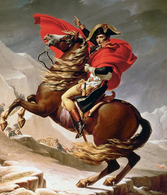 Una de las pinturas más célebres del arte neoclásico: “Napoleón cruzando los Alpes”, realizada por Jacques-Louis David entre 1801 y 1805. Napoleón aparece montando un caballo, envuelto en una capa roja que ondea al viento y porta su característico sombrero bicornio.