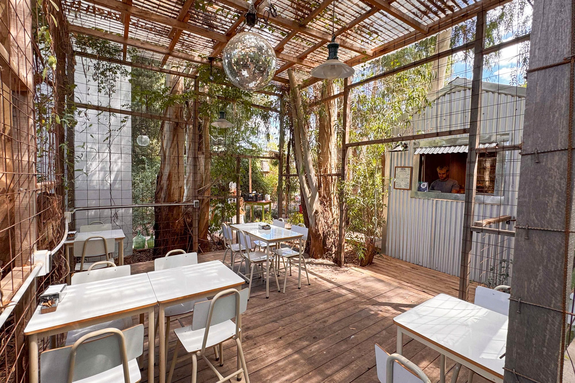 Sobre un deck de madera, La Cautiva, un café de especialidad