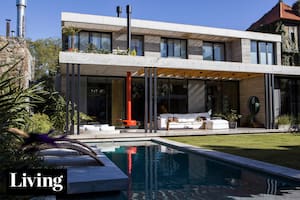 Construyó su casa en el terreno donde creció, y fusionó sus recuerdos de infancia con diseños pensados en familia