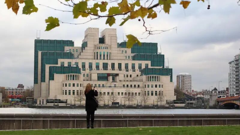 No solo los servicios de inteligencia de Estados Unidos se vieron perjudicados, también el MI6 británico.