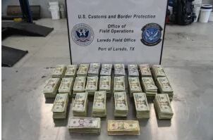 Intentó cruzar a México en una Dodge Journey con casi US$300.000 en el piso de la camioneta: la CBP la descubrió