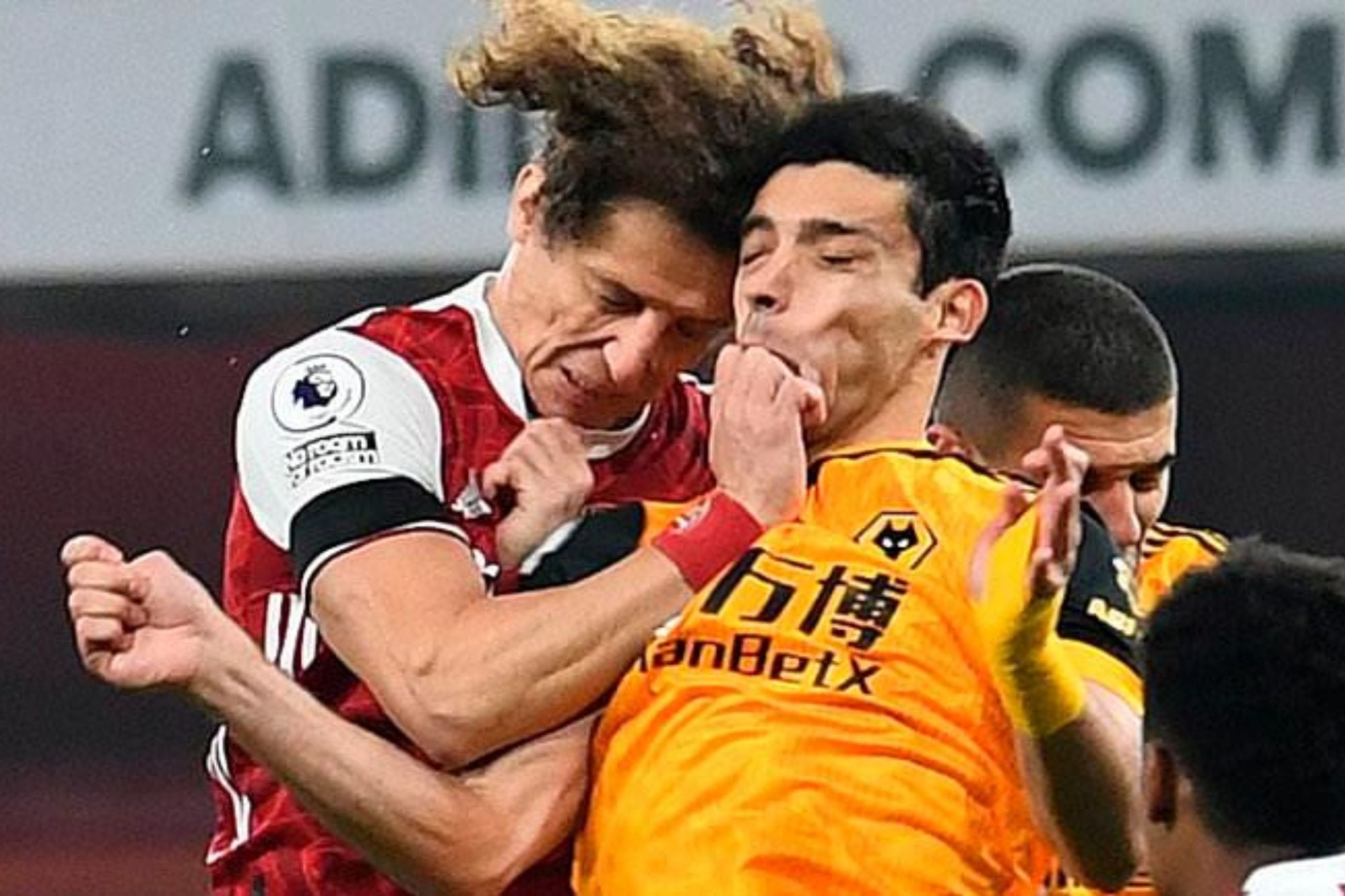 El momento de la fractura de cráneo de Raúl Jiménez tras el impacto con David Luiz
