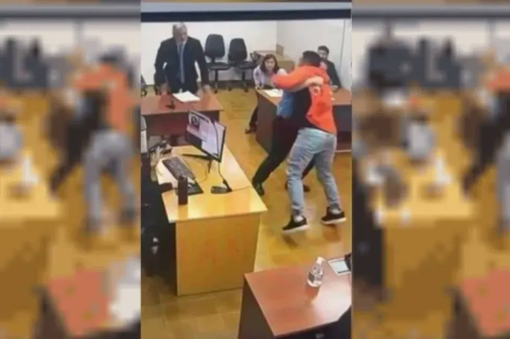 Un preso intentó atacar a un fiscal y rompió un televisor durante una audiencia en San Juan