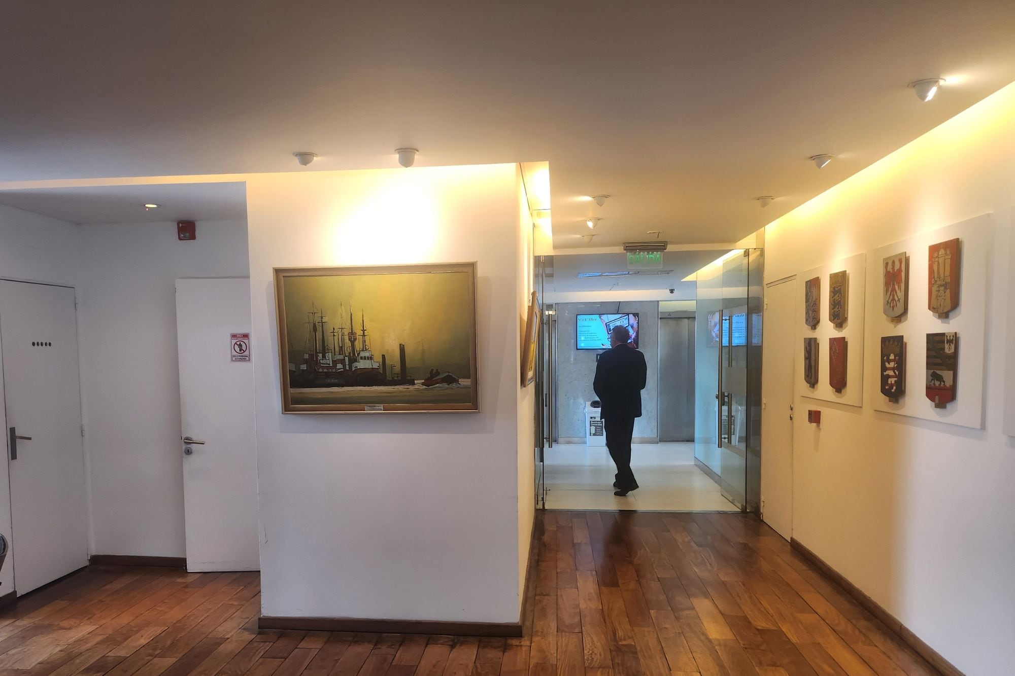 Las paredes de los corredores en el Club Alemán exhiben escudos y obras de arte.