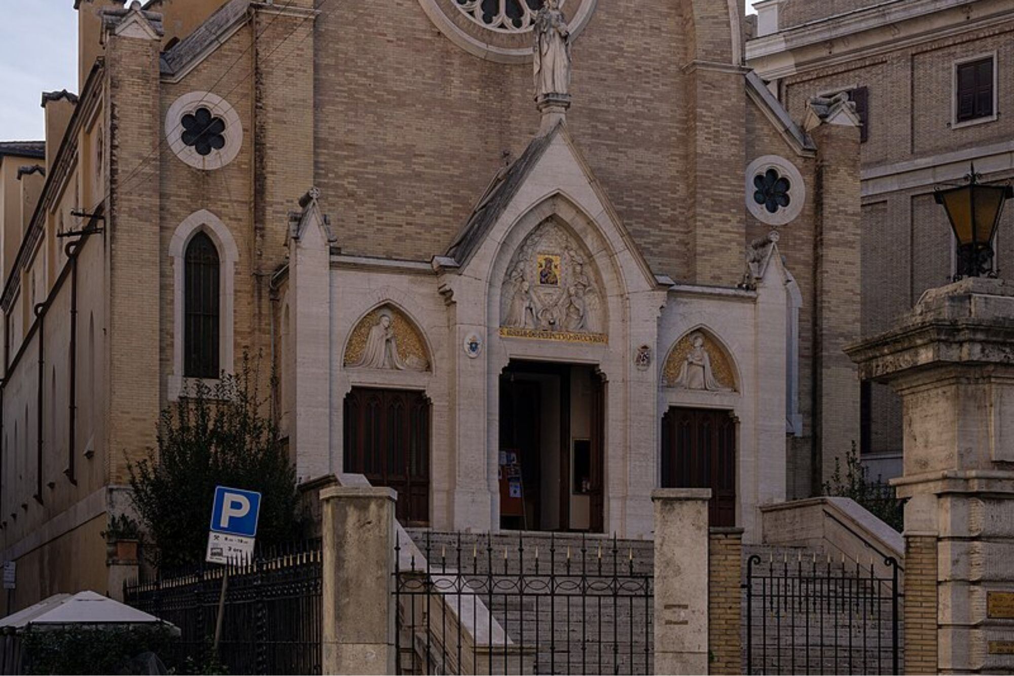 La entrada de la iglesia San Alfonso del Esquilino, Roma