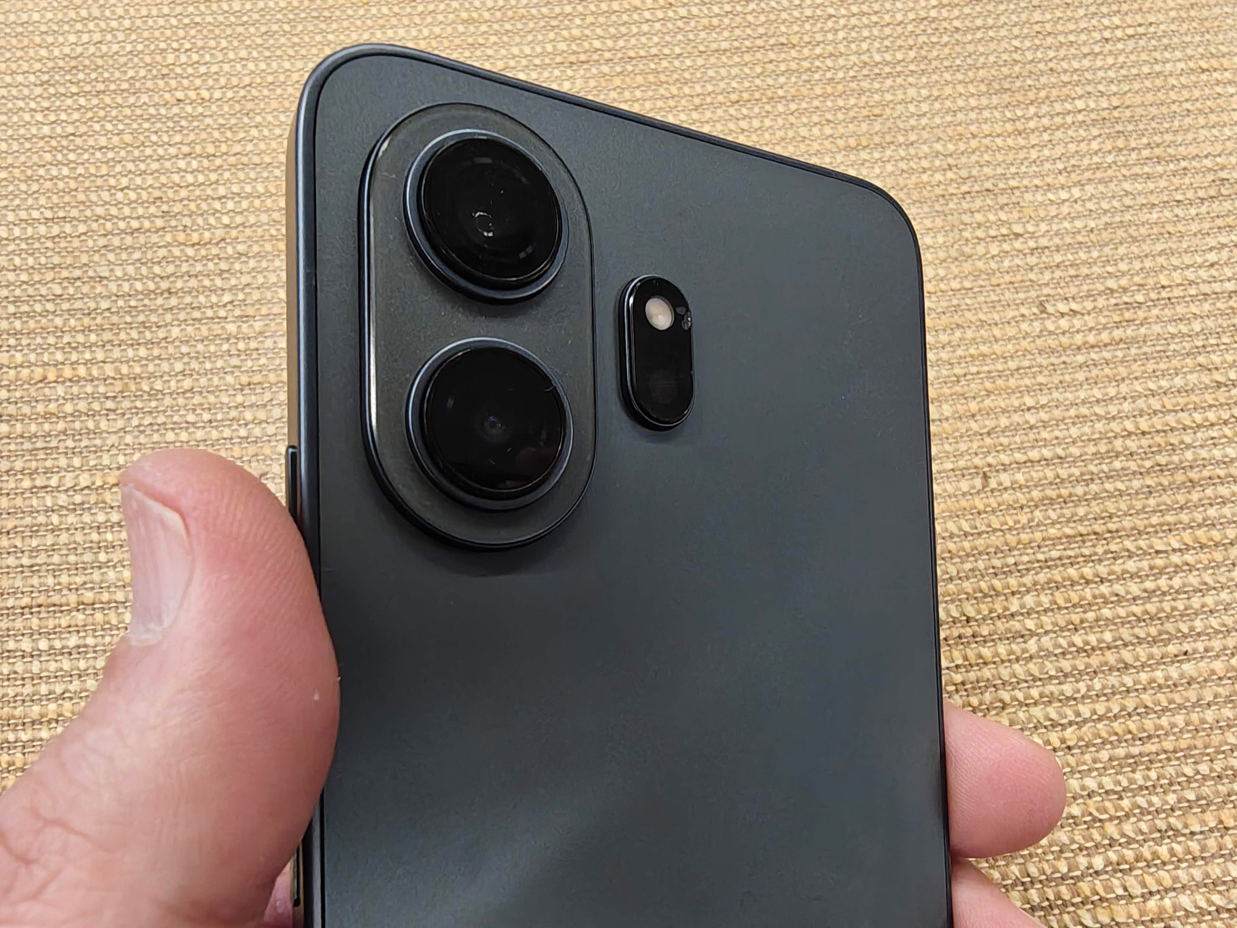 La doble cámara del Nxtpaper 70 Pro; el teléfono se vende con una funda que está incluida en la caja