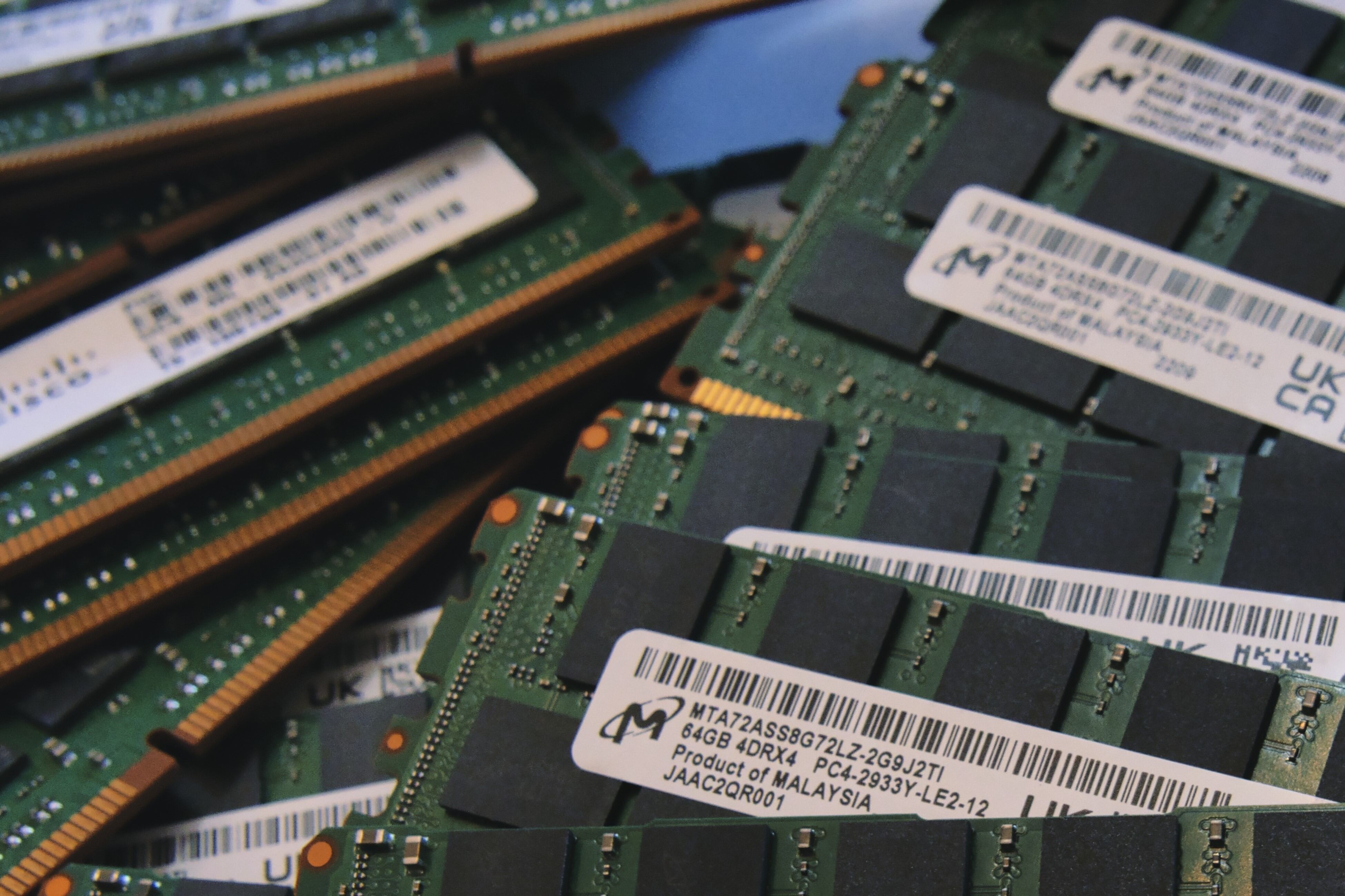 Desde la explosión de la IA generativa la alta demanda de componentes ha hecho que los fabricantes orienten su producción de chips de RAM para abastecer los centros de datos, más rentables que los usados en smartphones y computadoras