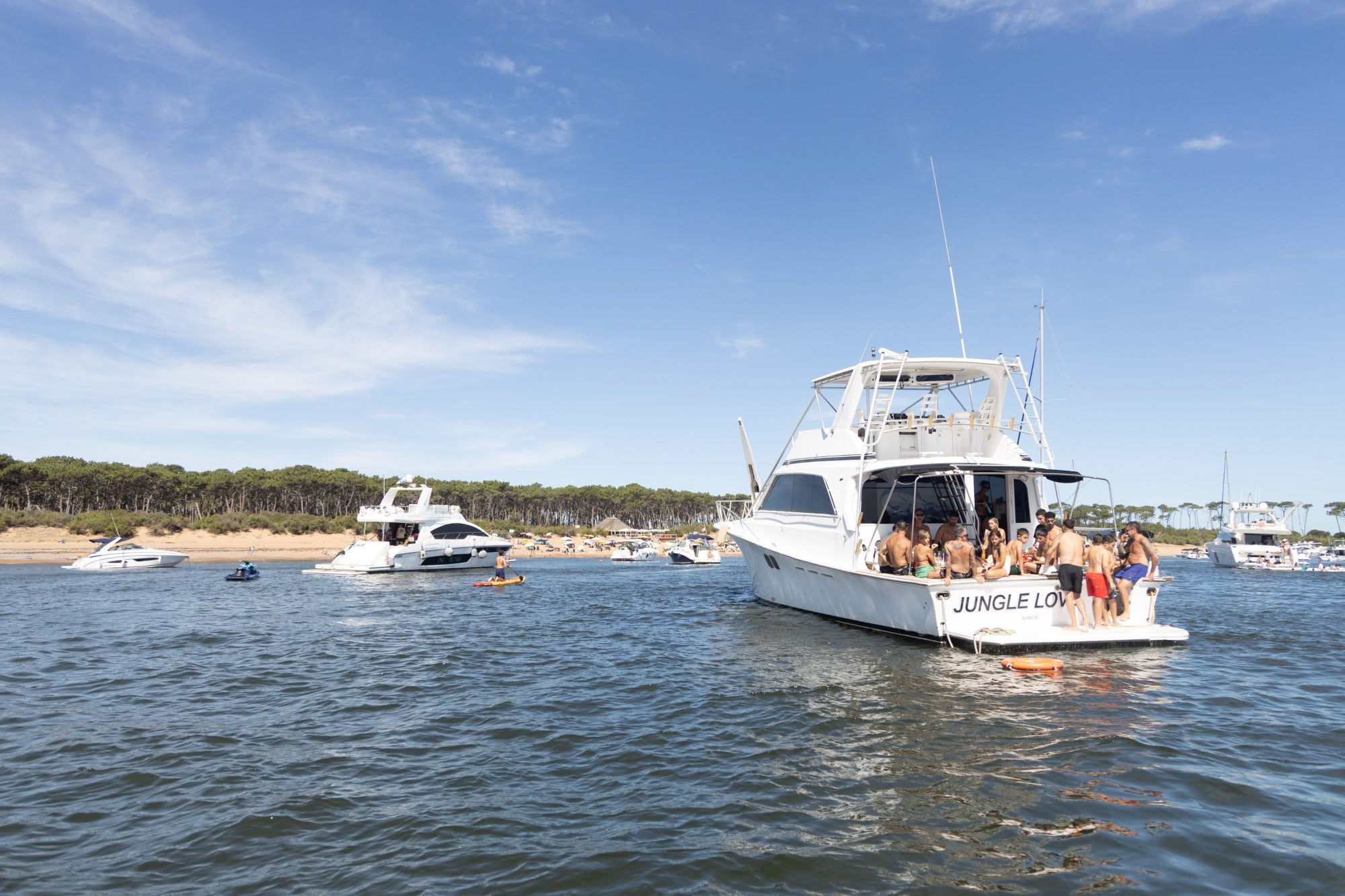 Una reunión familiar arriba de un barco, a metros de la Isla Gorriti