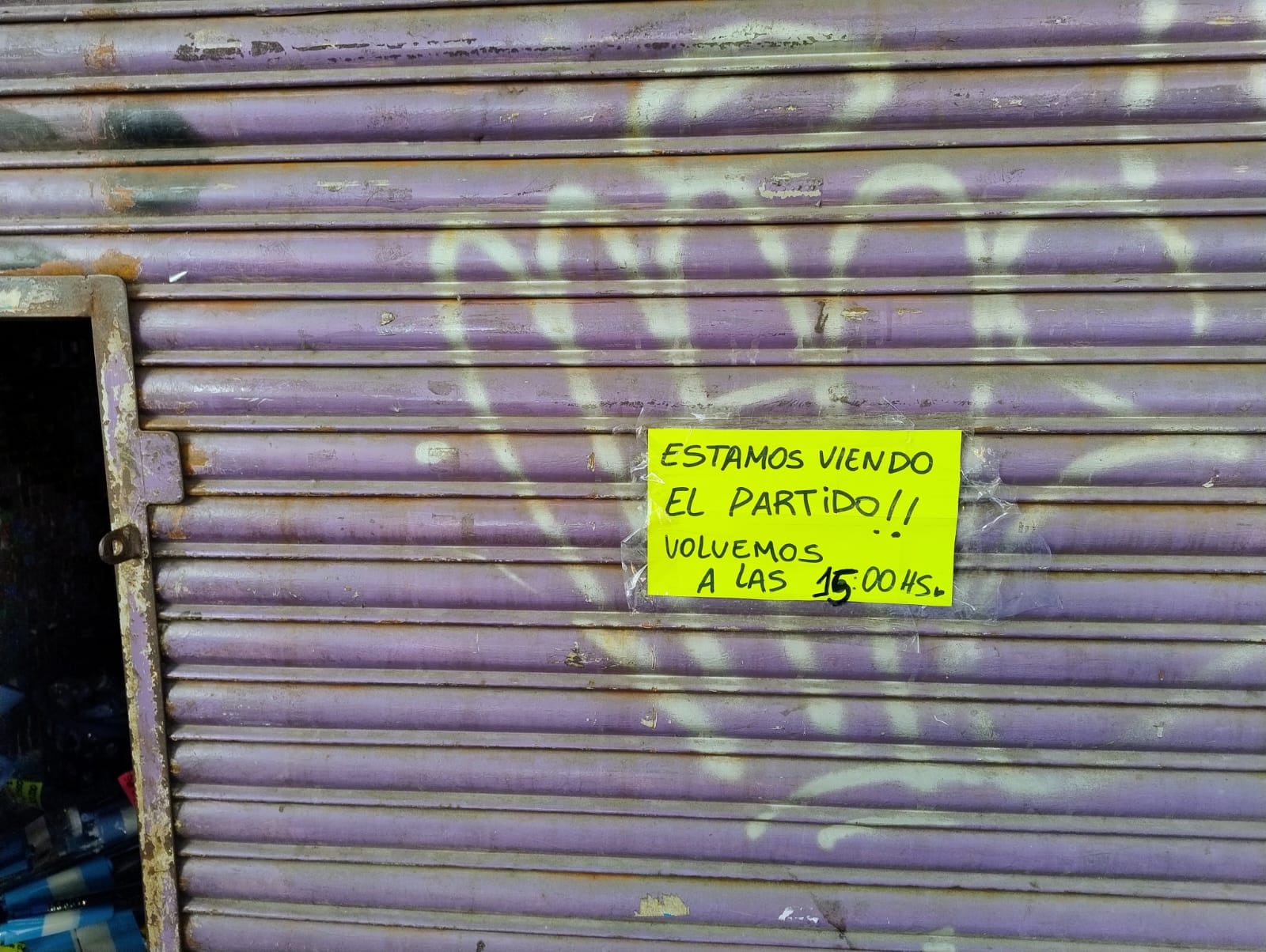 Uno de los tantos cotillones de la calle Lavalle durante el partido de Argentina