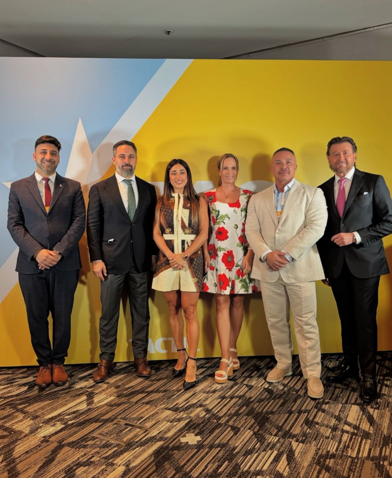 Laura Arrieta junto al líder de Vox, Santiago Abascal y otros participantes, durante las actividades de la CPAC Argentina