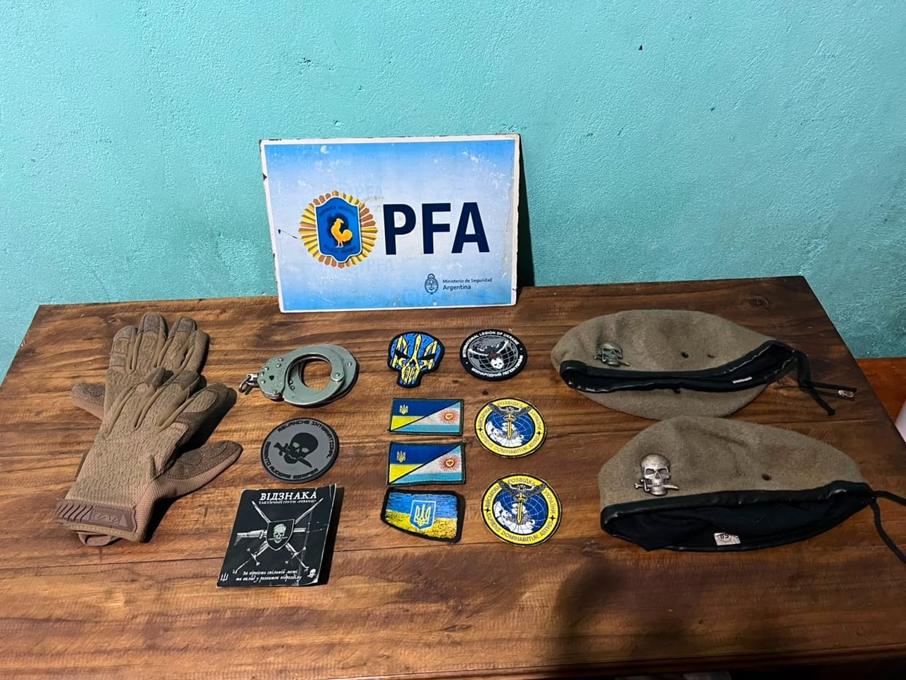 Parte de la indumentaria secuestrada durante la investigación