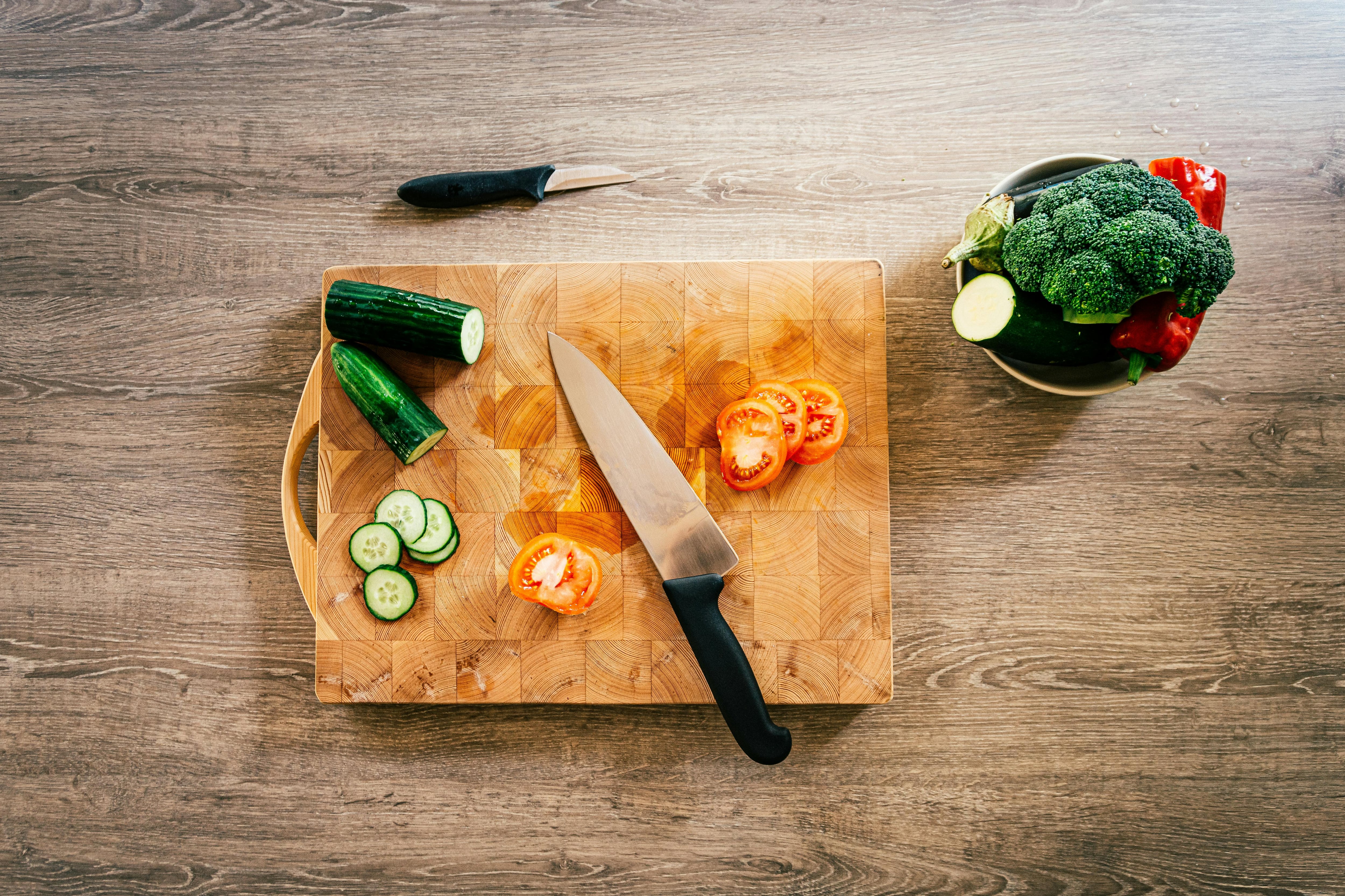 La tabla de madera es ideal para el uso en la cocina
