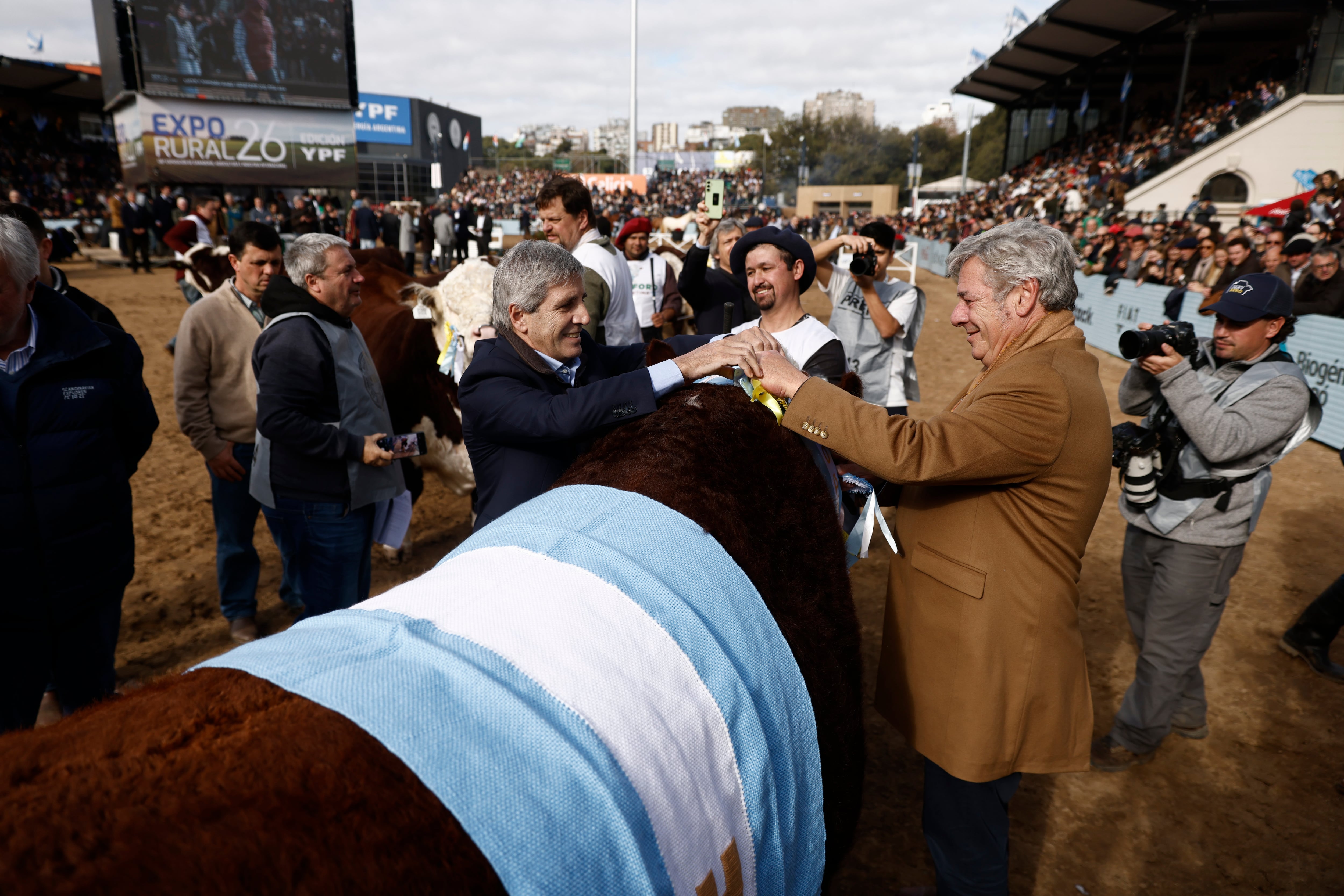 “Honestamente, es la primera vez que vengo a entregar un premio y mucho menos un gran premio; me pareció muy emocionante”, dijo Caputo