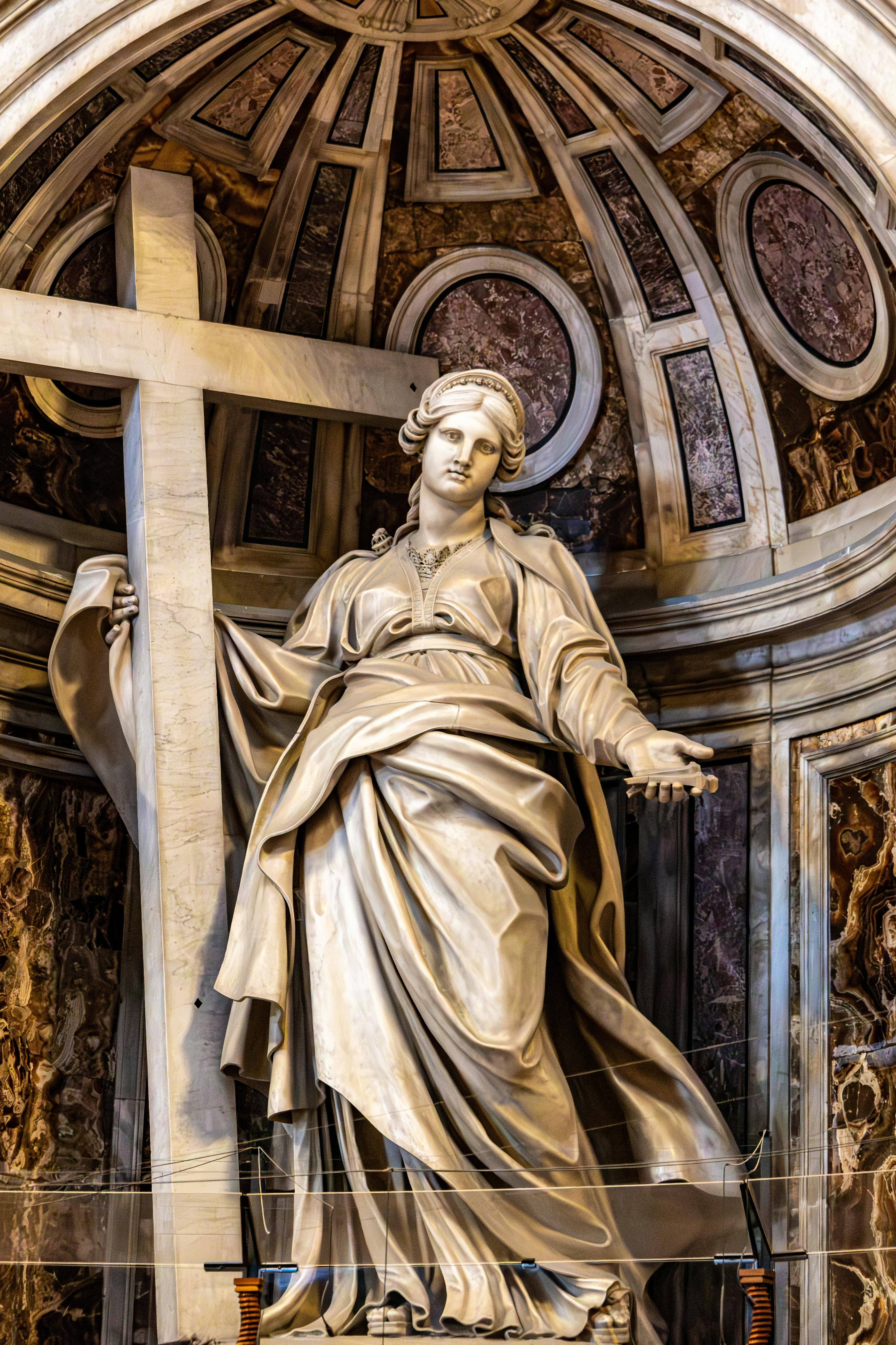 Por qué se celebra Halloween en Estados Unidos y qué dice la Biblia al respecto 8 Estatua De Mármol En La Basílica De San Pedro, Ciudad Del Vaticano (Pexels/Regan Dsouza)