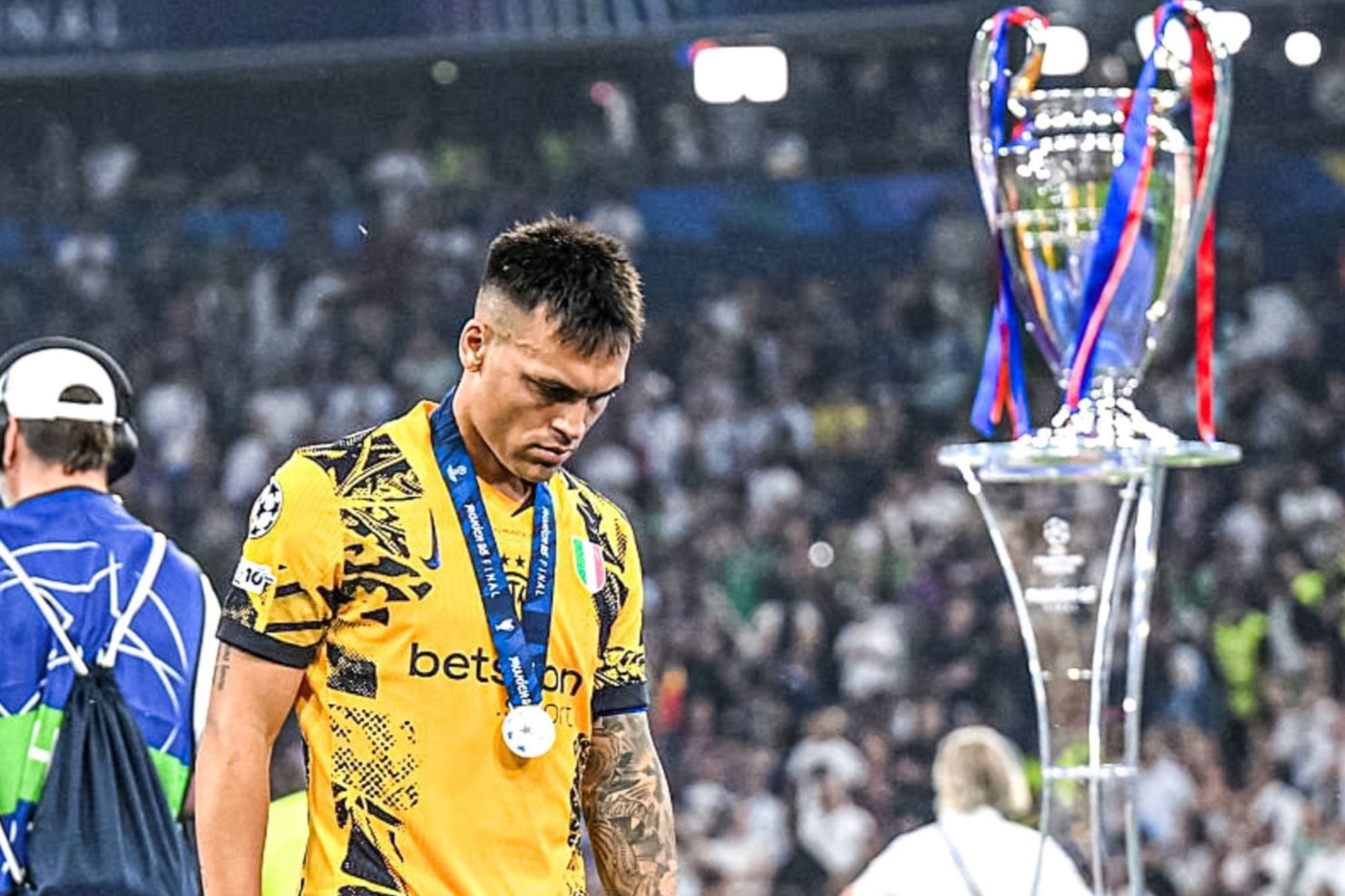 La decepción de Lautaro Martínez, con la medalla al segundo puesto tras la goleada sufrida ante PSG