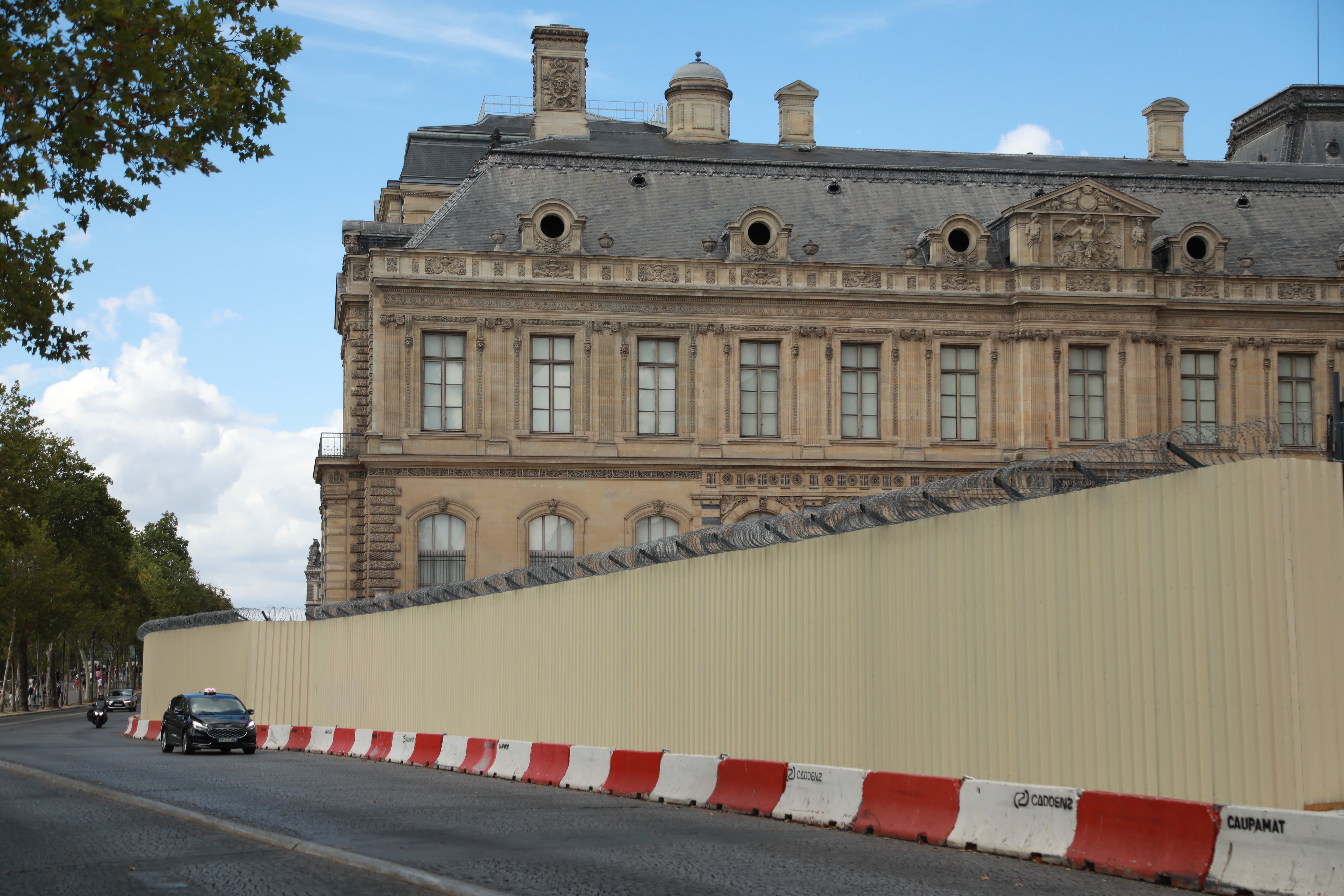 El Louvre, vallado, después del robo hace un año