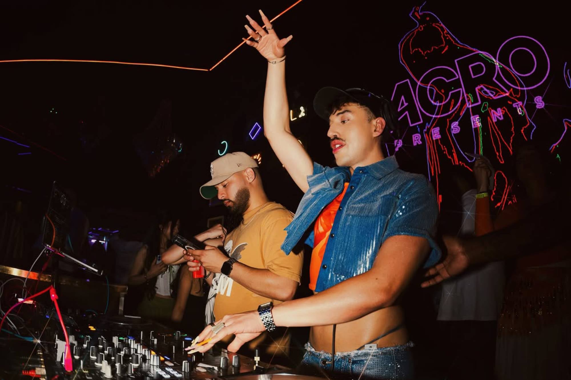La detención migratoria en Chicago de David Panqueva, un reconocido DJ colombiano, y su esposo Santiago Páez por parte de agentes del ICE