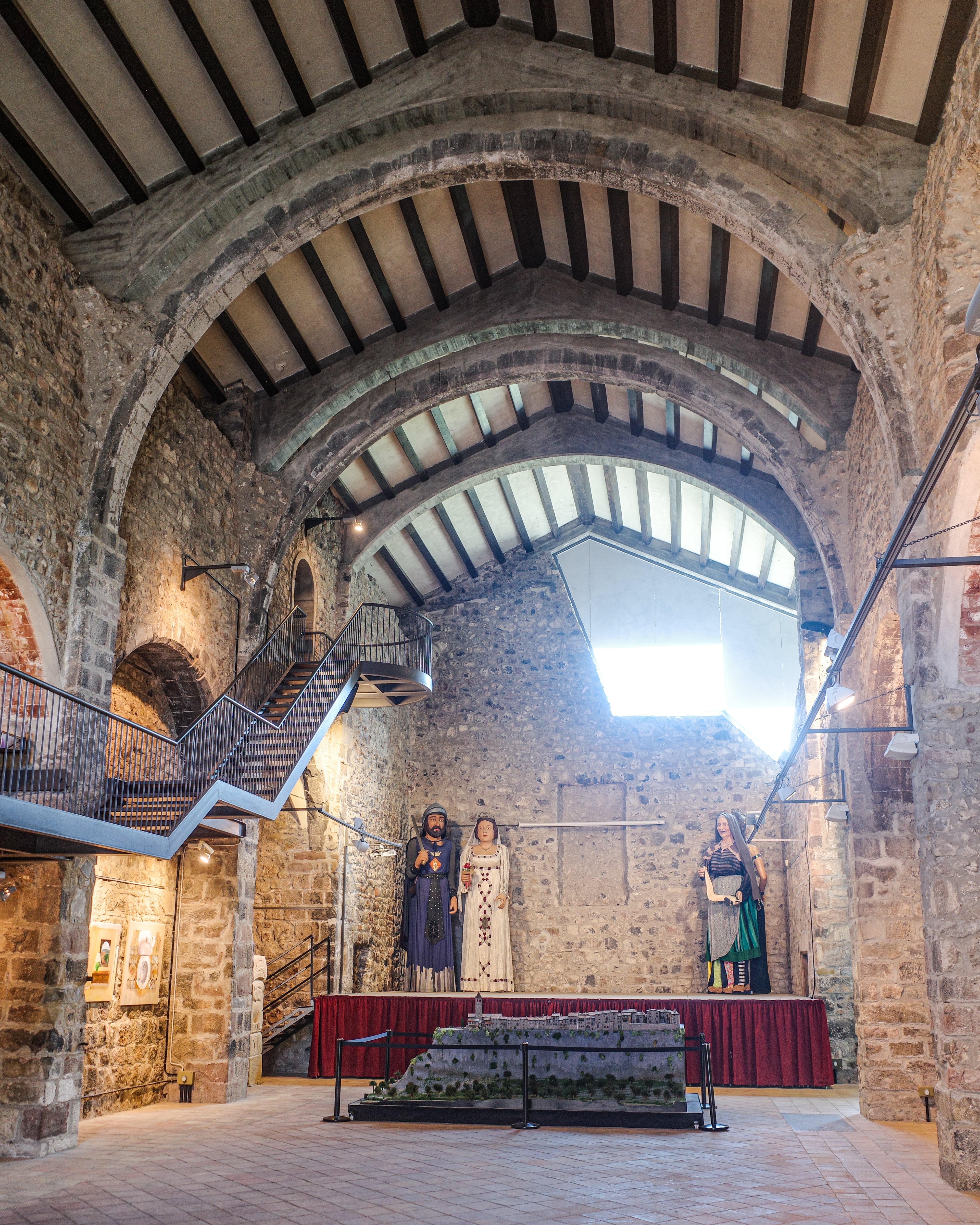 El interior de la iglesia de San Salvador funciona actualmente como centro cultural y espacio de exposiciones