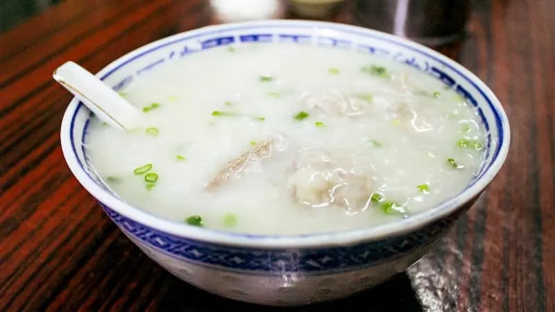 El congee es un alimento básico y reconfortante en China y gran parte del este de Asia, y se suele comer en el desayuno o para recuperarse de una enfermedad