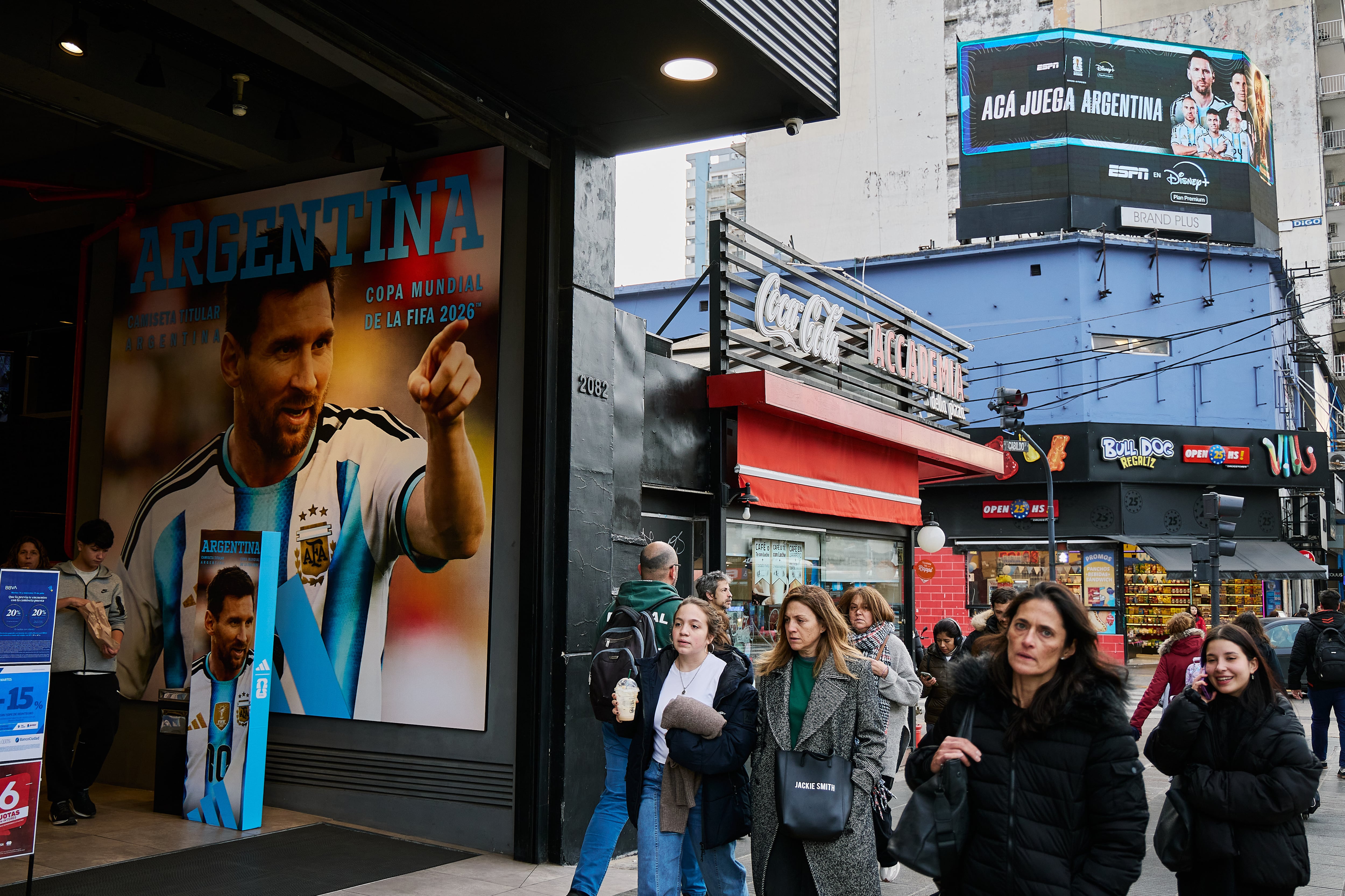 Recorrida por negocios y consultas a transeúntes sobre la alteración del ritmo cotidiano por el partido de mañana entre Argentina e Inglaterra.
14/07/2026.