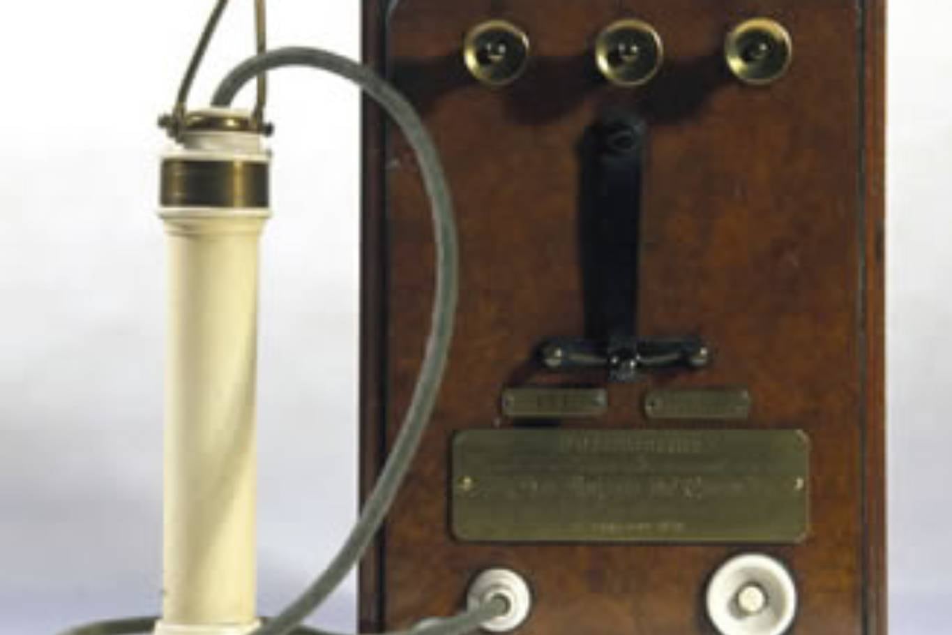 Un modelo de aparato telefónico del año 1878, dos años después de su patentamiento por parte de Alexander Graham Bell