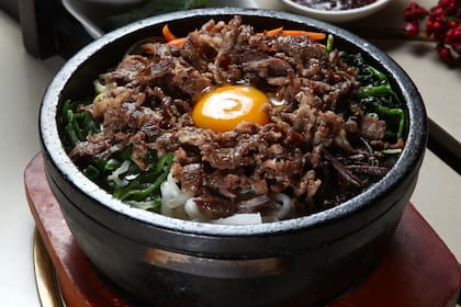 Bibimbap coreano con arroz, carne y verduras