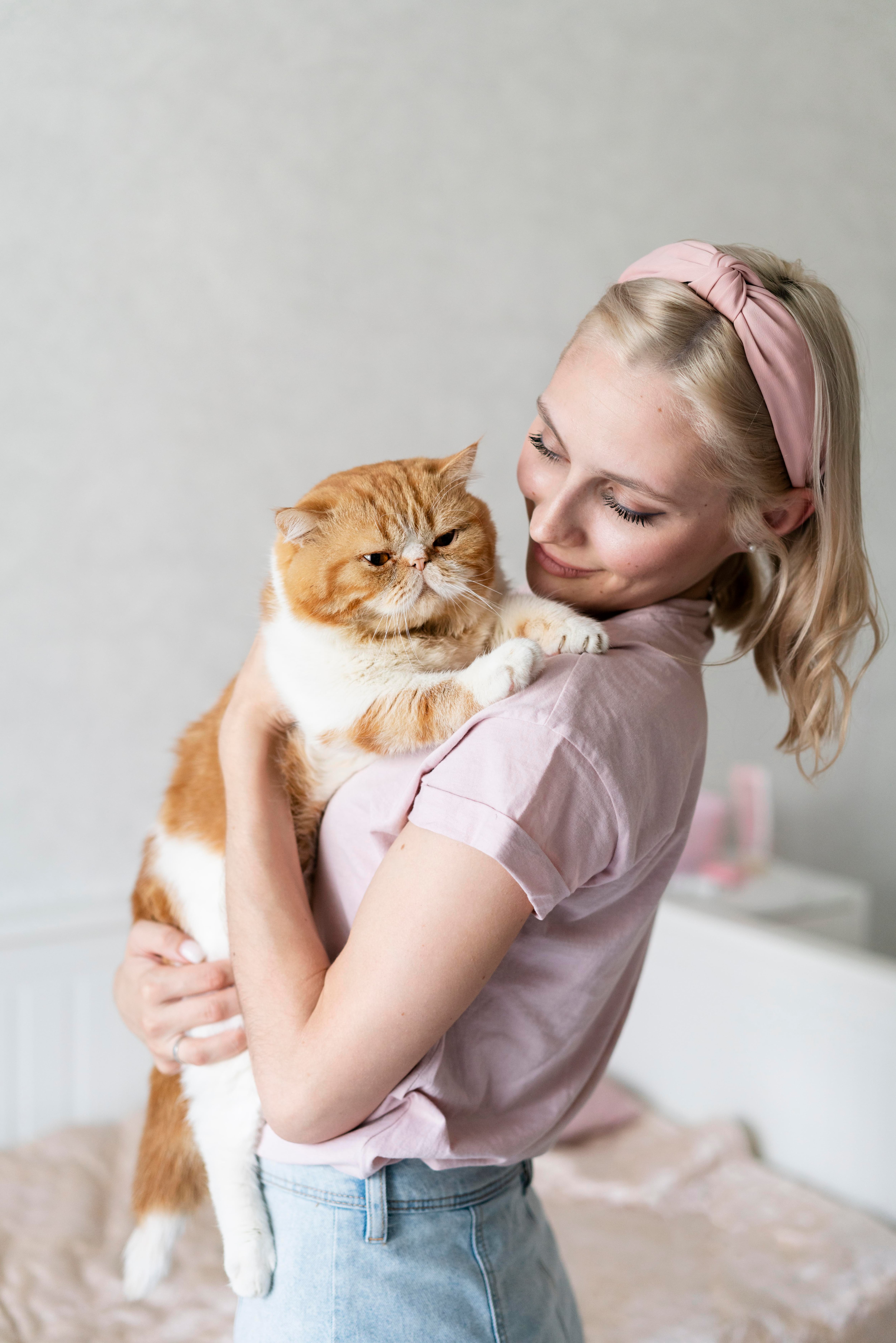 El especialista explicó la razón biológica detrás de los ataques repentinos y enseña a responder de forma correcta ante el contacto felino (Foto: Freepik)