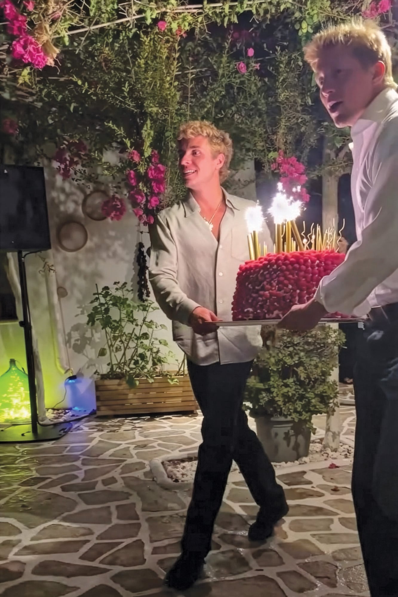 Los príncipes Aquiles y Constantino sorprendieron a su hermana con una
gigantesca torta de frambuesas