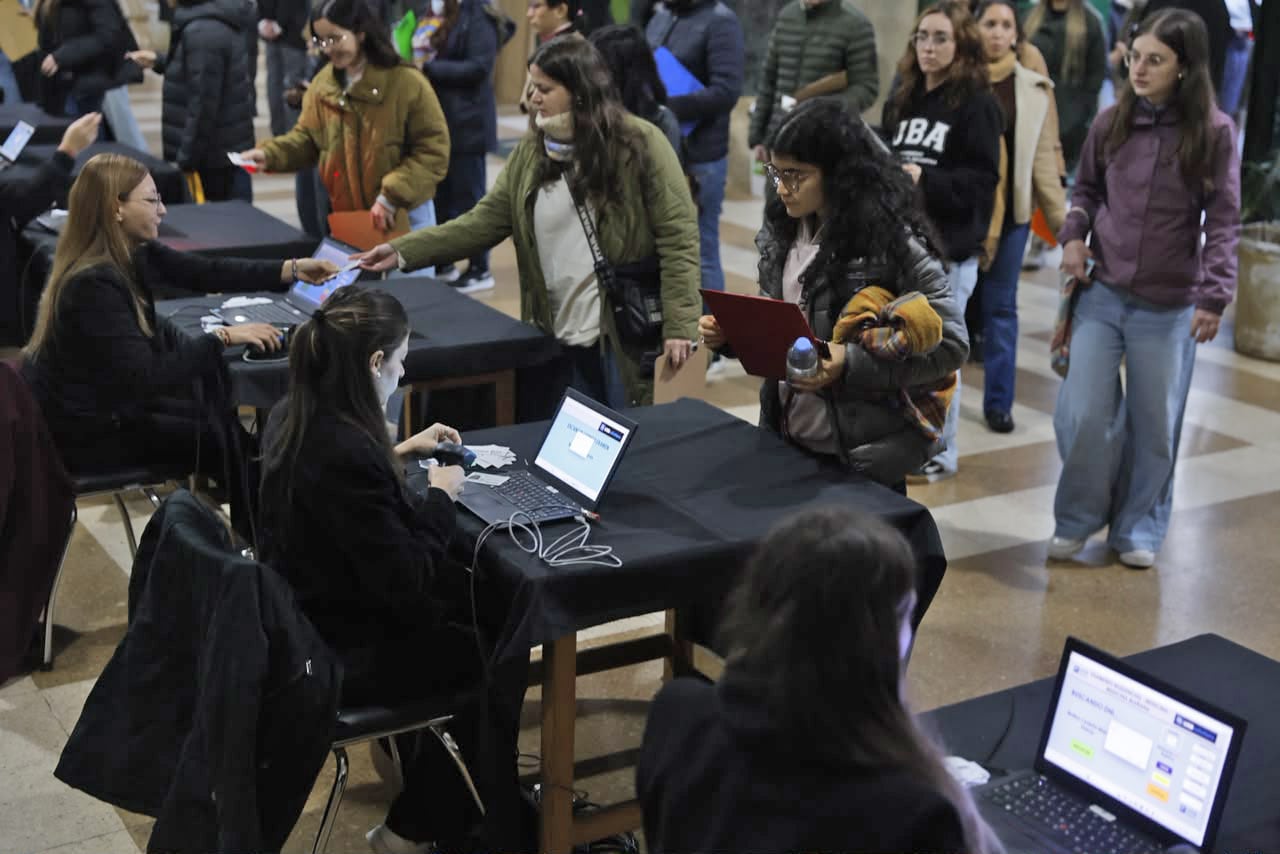 El proceso de acreditación se realizó en mesas dispuestas dentro de las facultades, donde verificaron datos y documentación de los postulantes