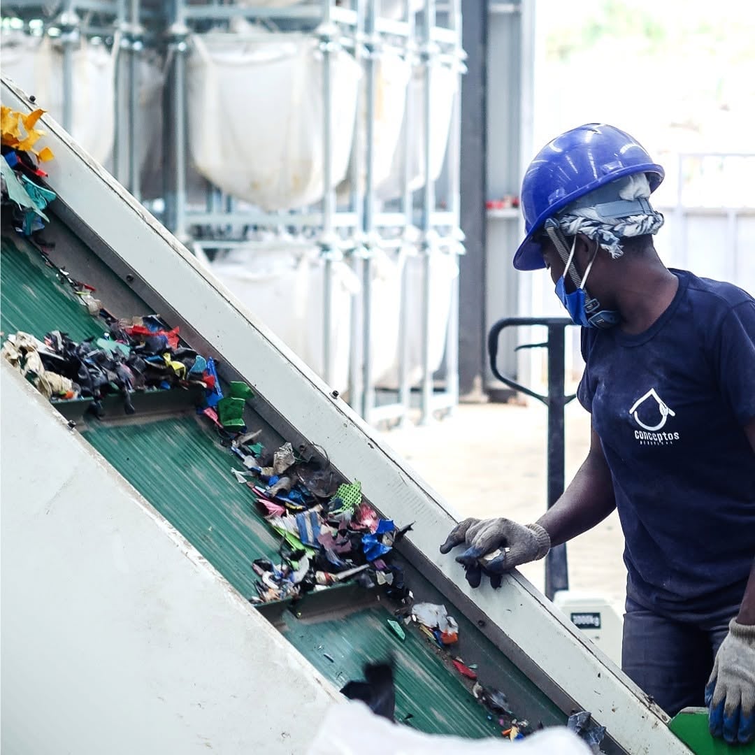 La empresa colombiana utiliza plástico recolectado de recicladores y residuos industriales