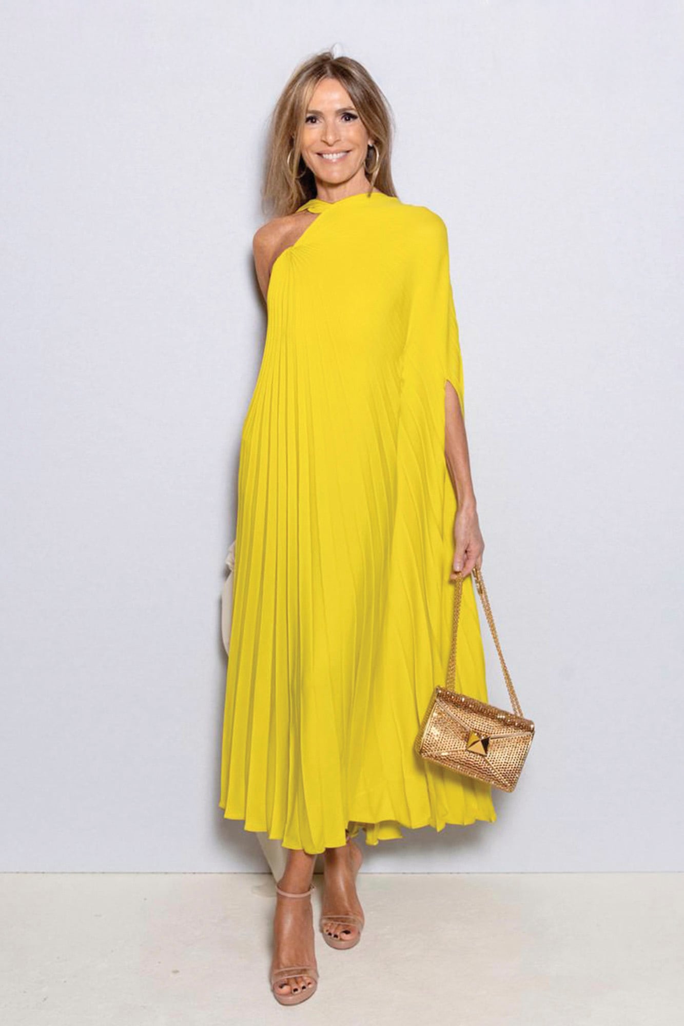 Con un modelo amplio asimétrico de la colección otoño-invierno 2023-2024