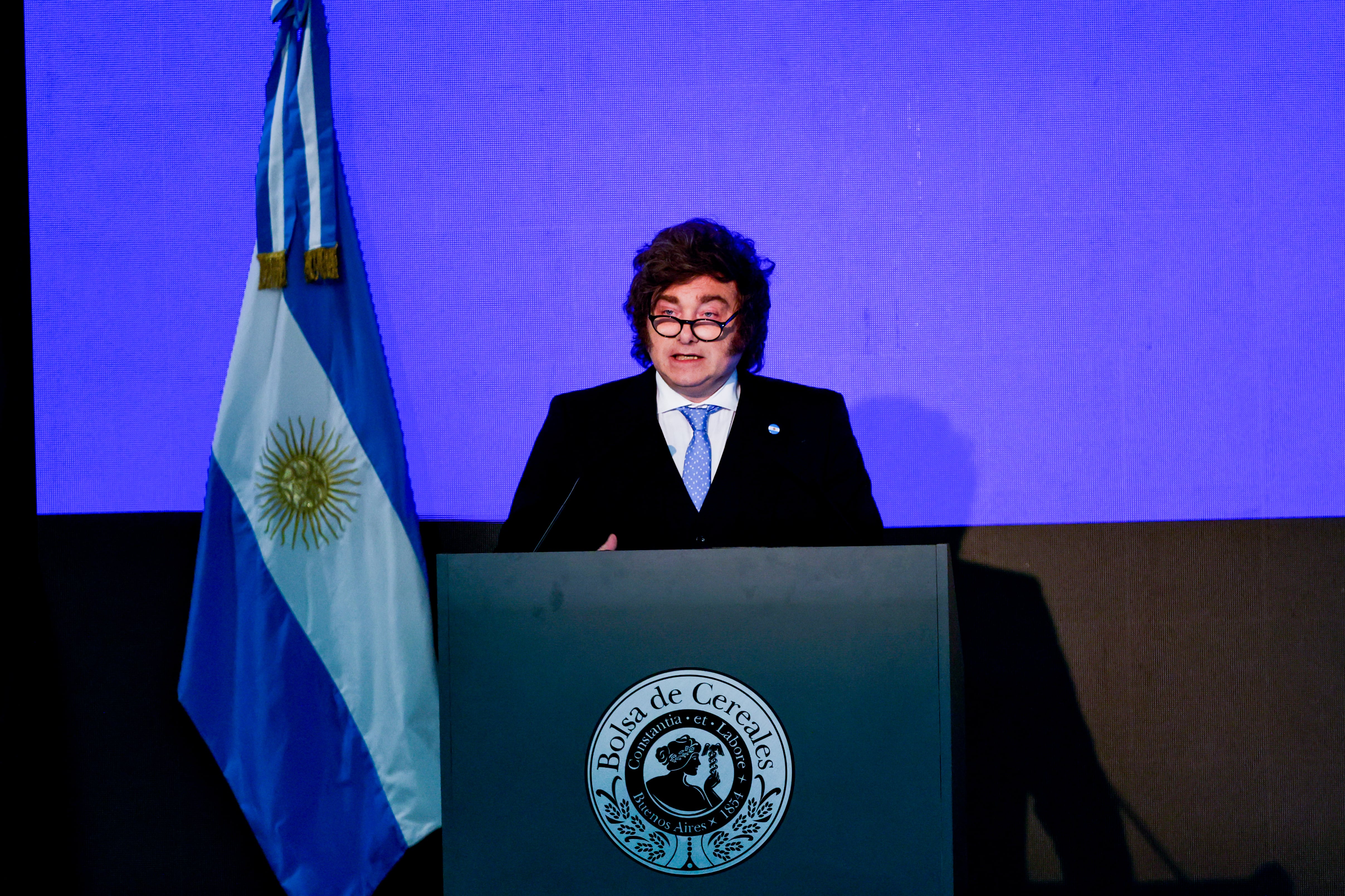 Javier Milei y sus medidas, en vivo: el nuevo giro millonario del FMI y la baja de las retenciones al agro 12 Javier Milei en la Bolsa de Cereales de Buenos Aires