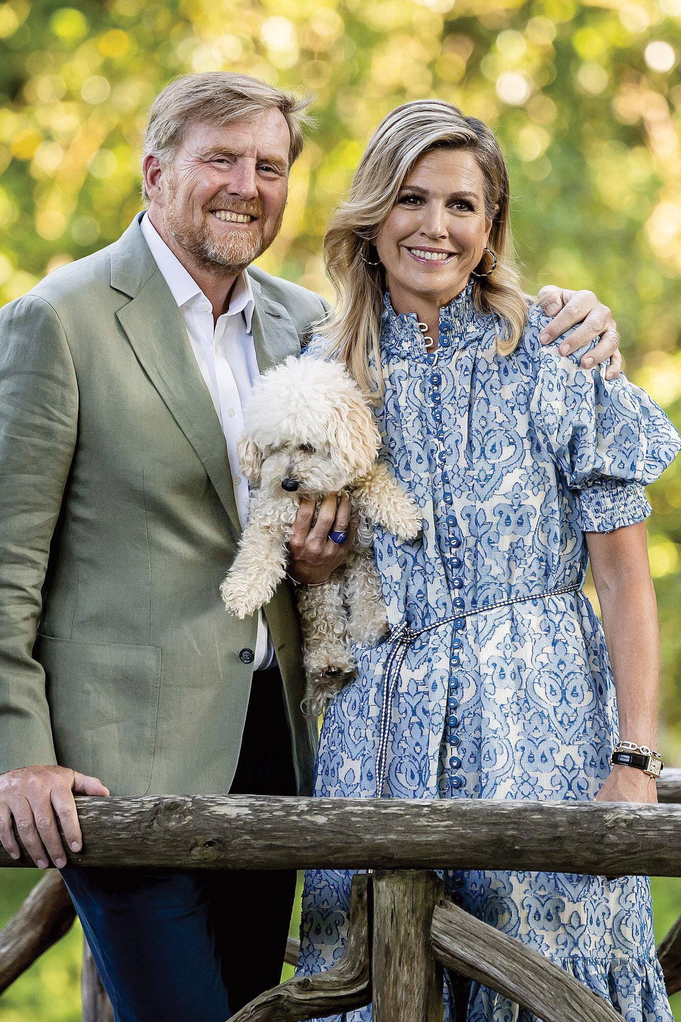 El Rey se mostró casual y sin corbata, y Máxima estrenó un vestido midi de inspiración bohemia, con botones delanteros y cinturón de rafia de
Zimmermann, de la colección Resort 2025, que acompañó con aros de Olympia Babylonia. En brazos de la Reina, Mambo, el caniche que no se separa
de ellos desde 2021.