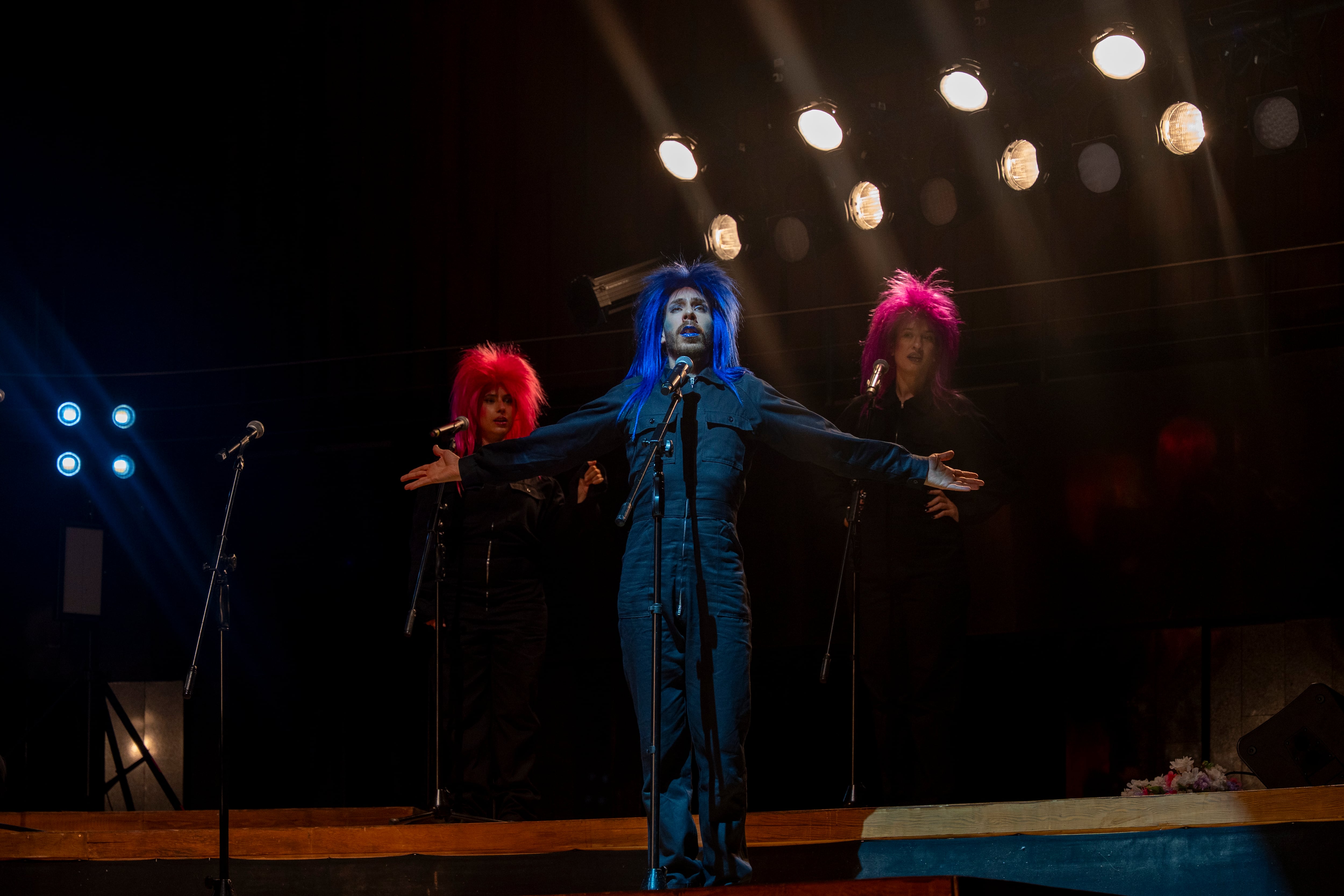 La obra elige la parodia futurista para abordar la figura de la diva, se sitúa en el año 2655, en una plena Buenos Aires postapocalíptica