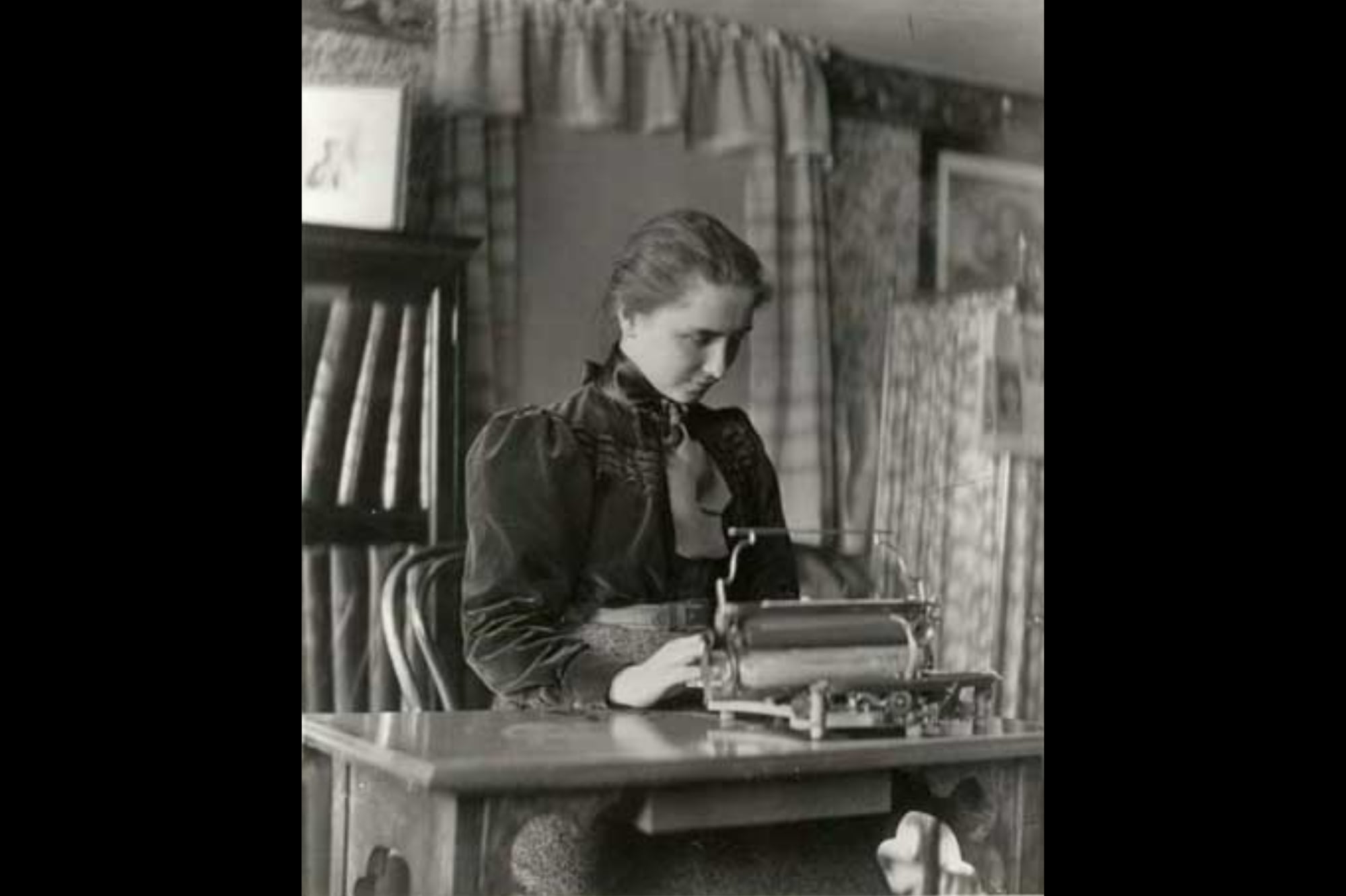 Helen escribiendo a máquina en el Radcliffe College, en 1900 aproximadamente