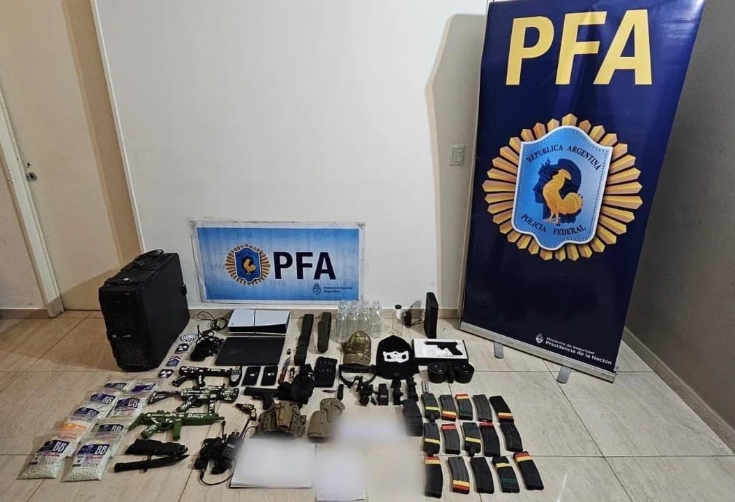 La Policía Federal secuestró en noviembre réplicas de armas y anotaciones en la casa del adolescente que amenazó en redes sociales con cometer una masacre en el colegio