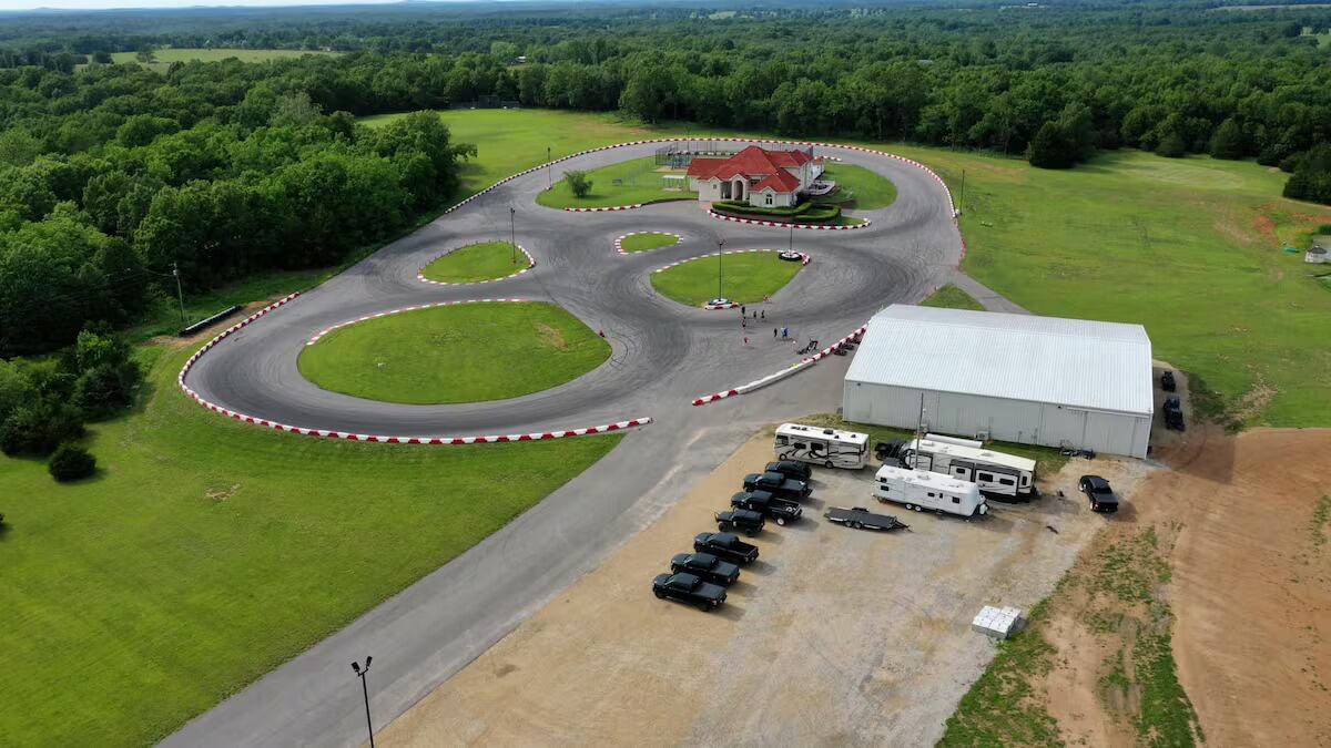 La pista exterior de drift es uno de los atractivos principales de la propiedad