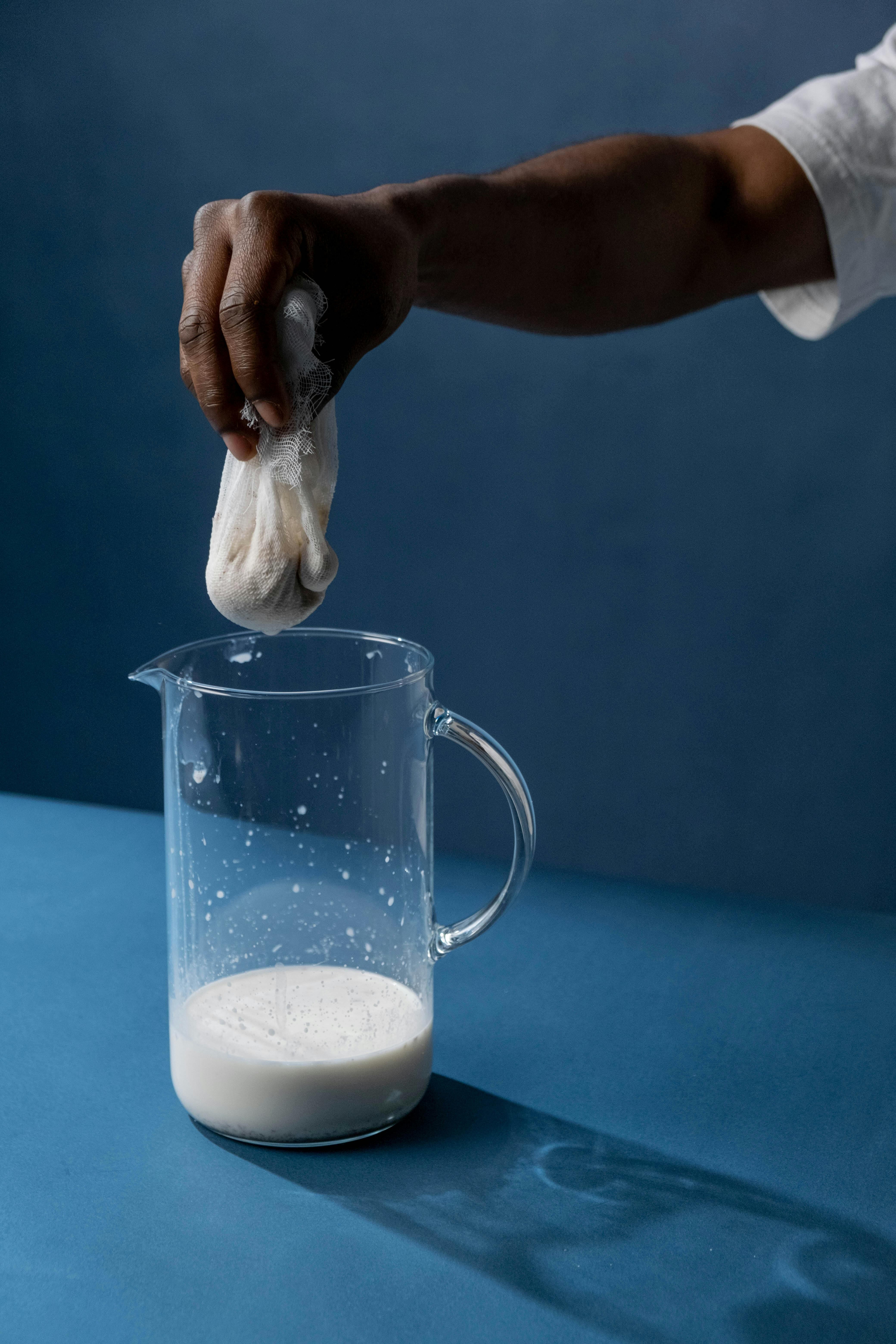 El proceso para obtener esta leche es simple: se ralla la pulpa del coco maduro y se mezcla con agua caliente