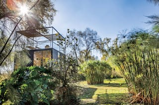 Una estilizada casita de 36m2 sobre pilotes captura la esencia del Delta