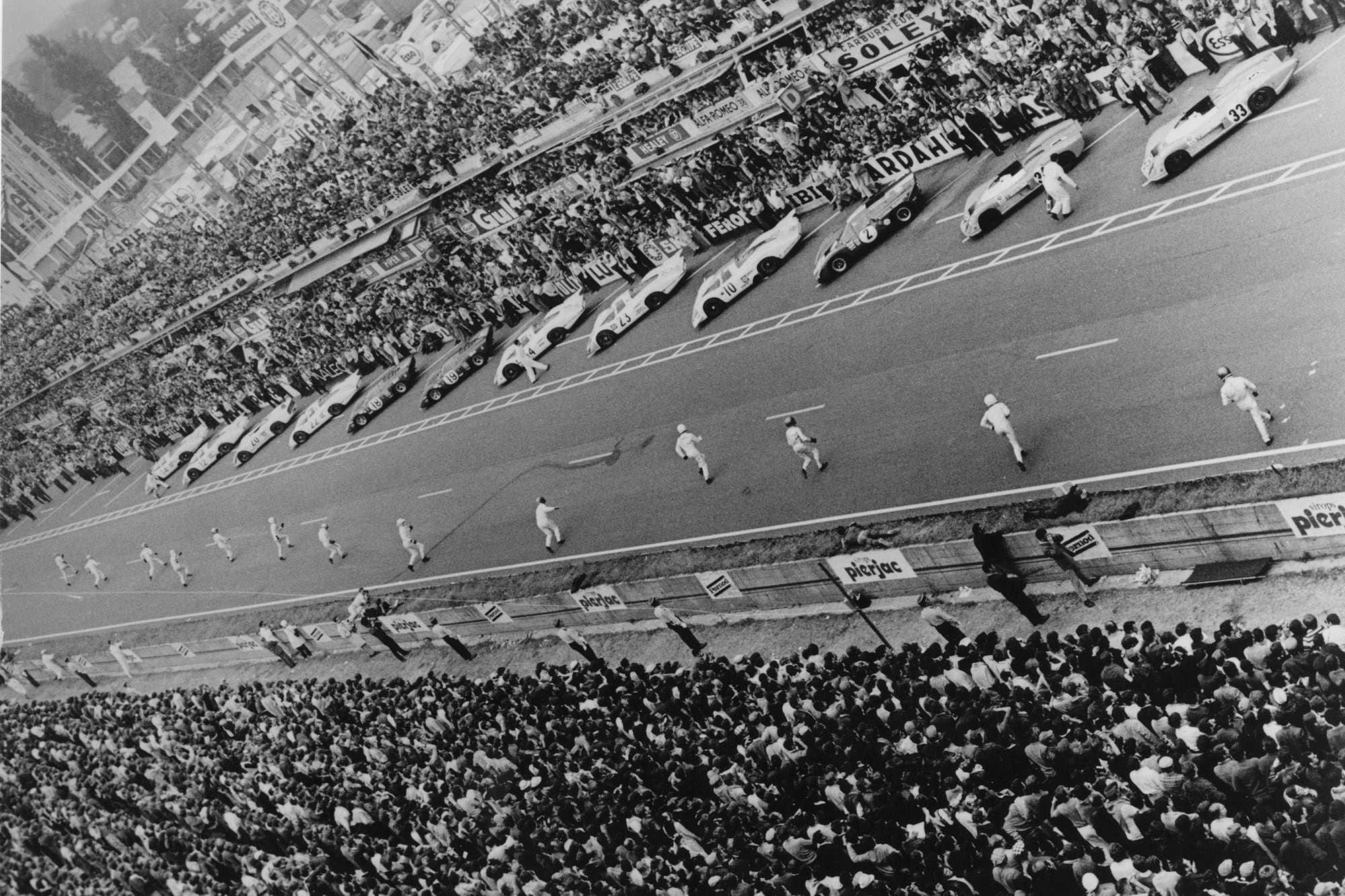 La tradicional corrida a los autos para largar tuvo en 1969 una excepción: Jacky Ickx, primero desde la derecha, se dirigió caminando, en una señal de protesta que cambiaría el curso de Las 24 Horas de Le Mans
