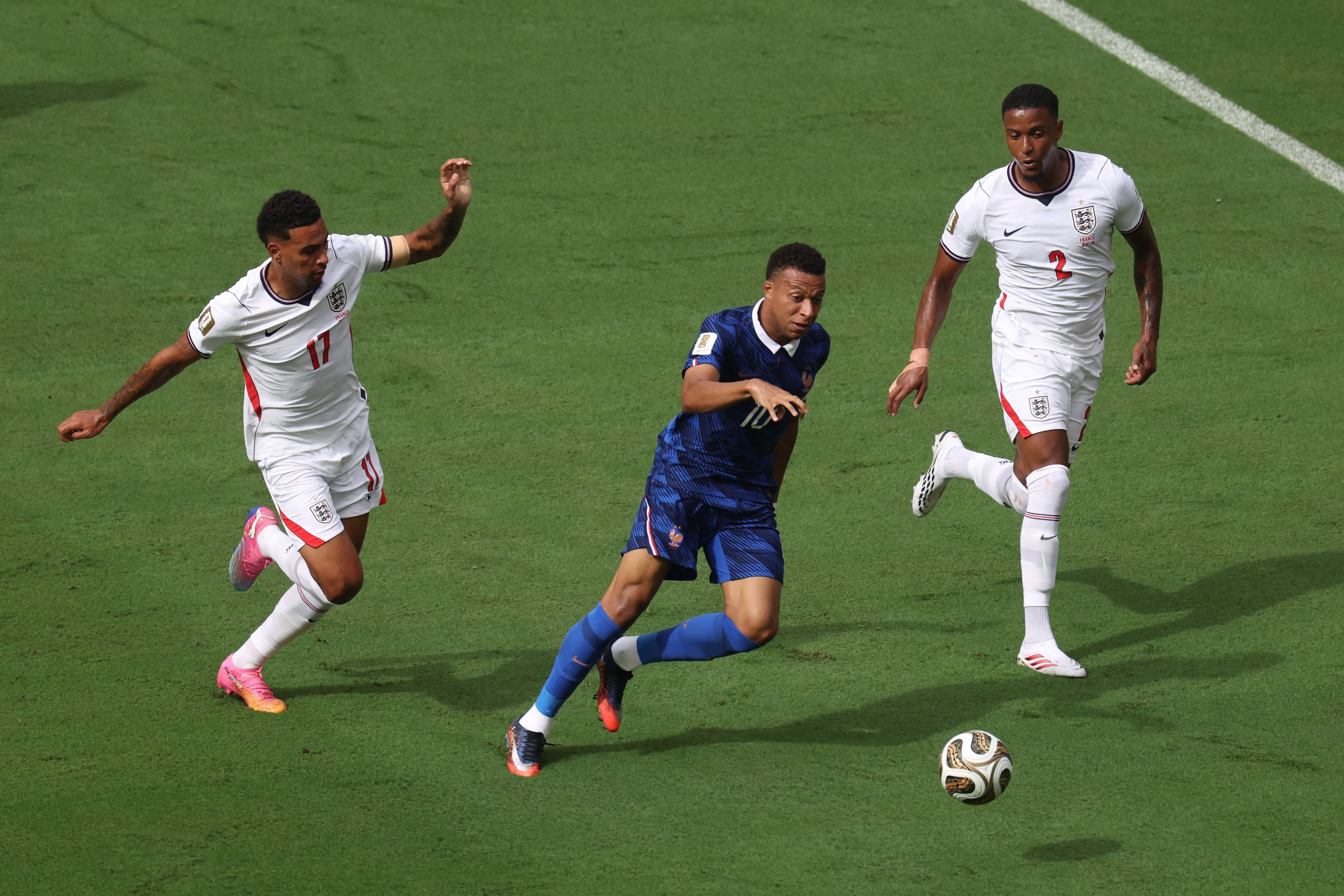 Kylian Mbappé contra Ezri Konsa y Morgan Rogers