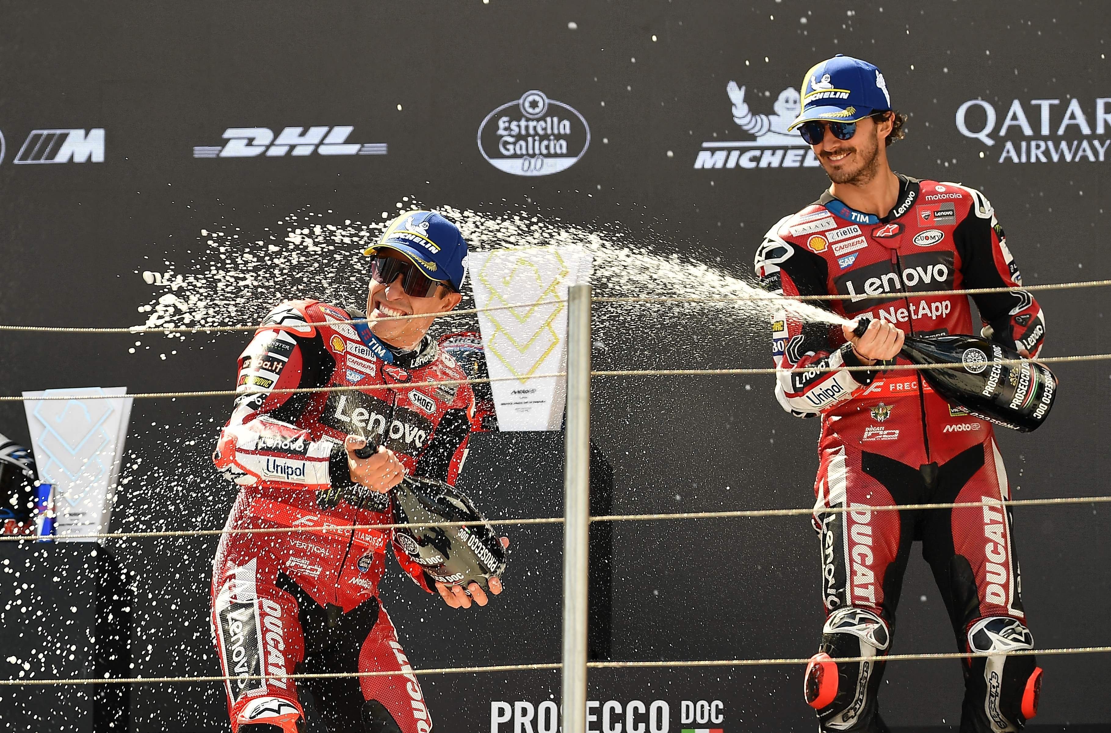 Los 100 triunfos de Marc Márquez y de Ducati, y el espectacular strike que provocó Jorge Martín en la primera curva 7 Los pilotos de Ducati festejan en el podio de Hungría; Pecco Bagnaia, que terminó tercero, baña con champagne al ganador, Marc Márquez
