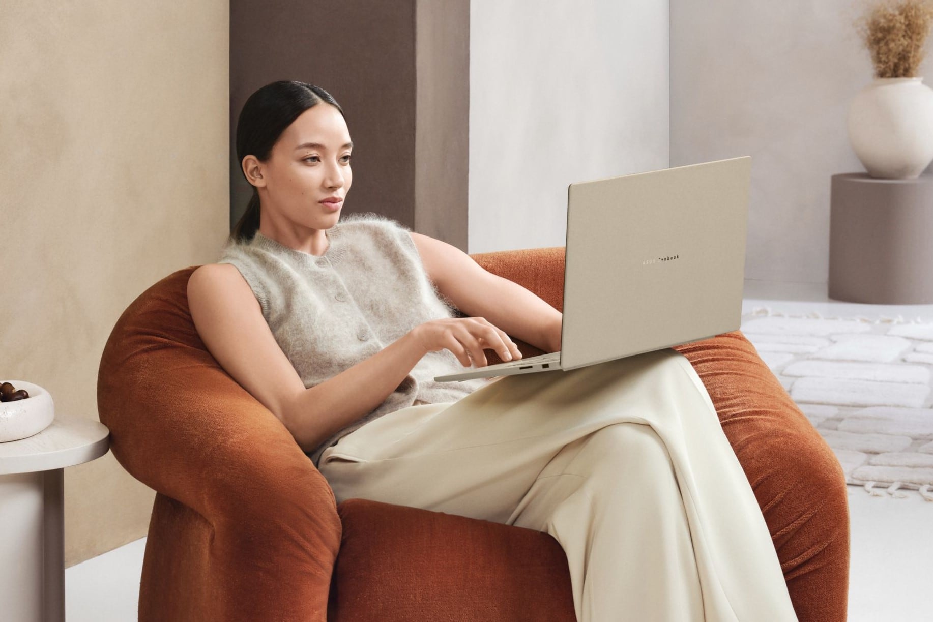 Probamos la Asus Zenbook A16, una notebook con IA y más de 20 horas de batería
