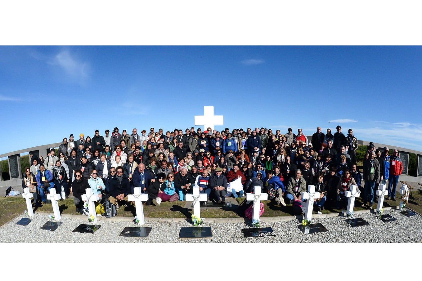 Malvinas: en una histórica ceremonia las familias de 90 soldados pudieron rendirles homenaje en tumbas con nombre, hubo aplausos para el militar británico que los sepultó