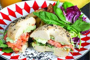 Bagels rellenos con salmón y rúcula