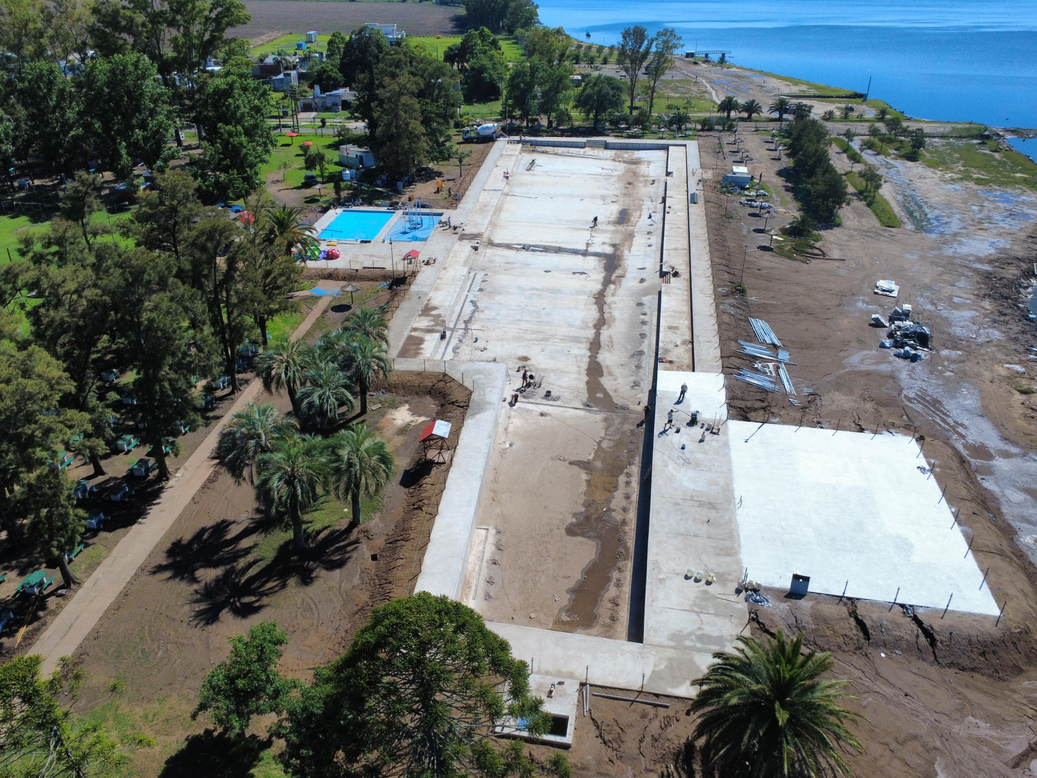 Un ingeniero de apellido García fue quien propuso al intendente de entonces utilizar las máquinas viales para construir una piscina junto a la laguna
