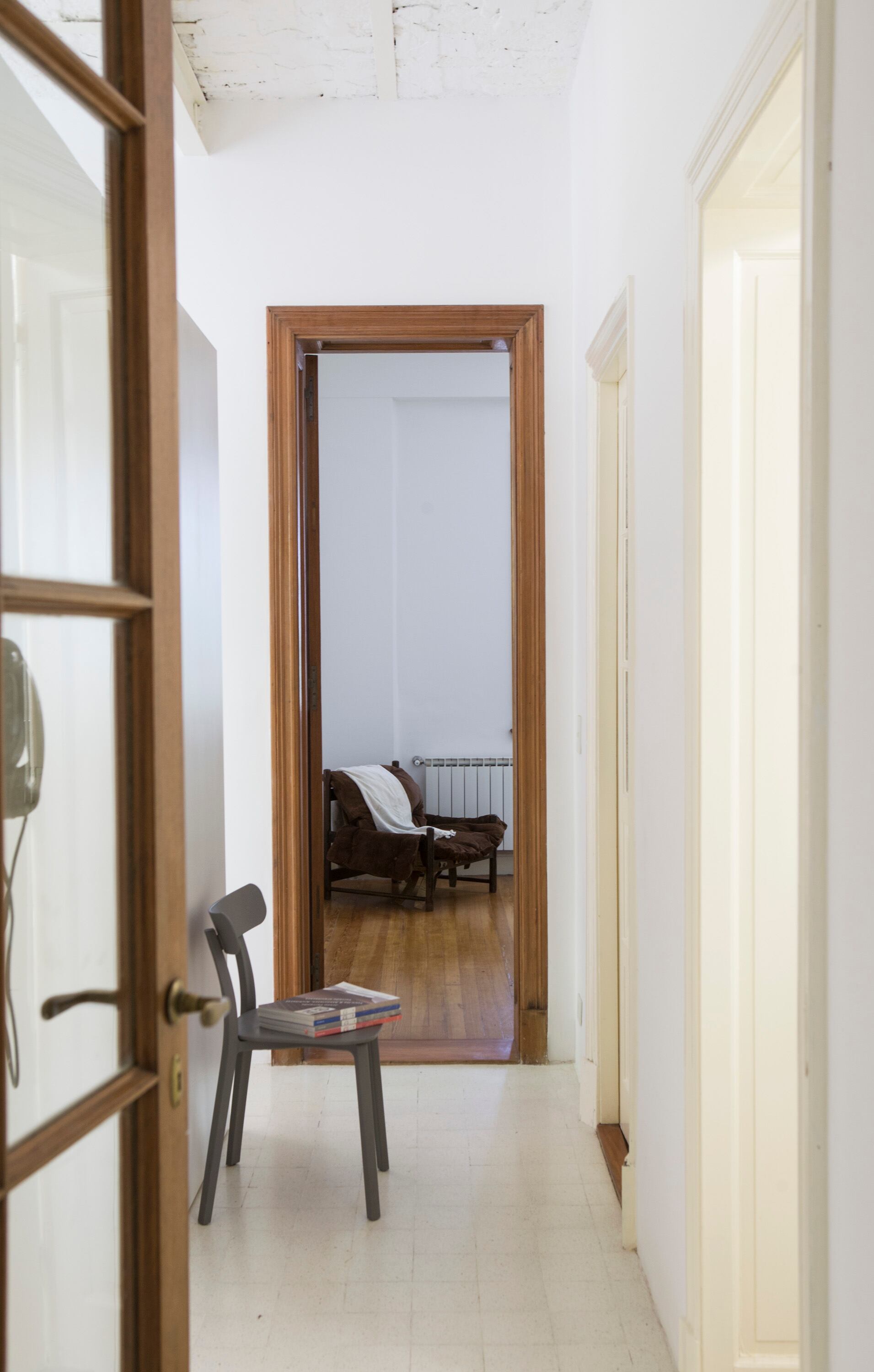 Sobre el final del pasillo, en el dormitorio, un sillón individual heredado que imita la famosa poltrona ‘Mole’, diseñada por el brasileño Sergio Rodrigues en 1957.