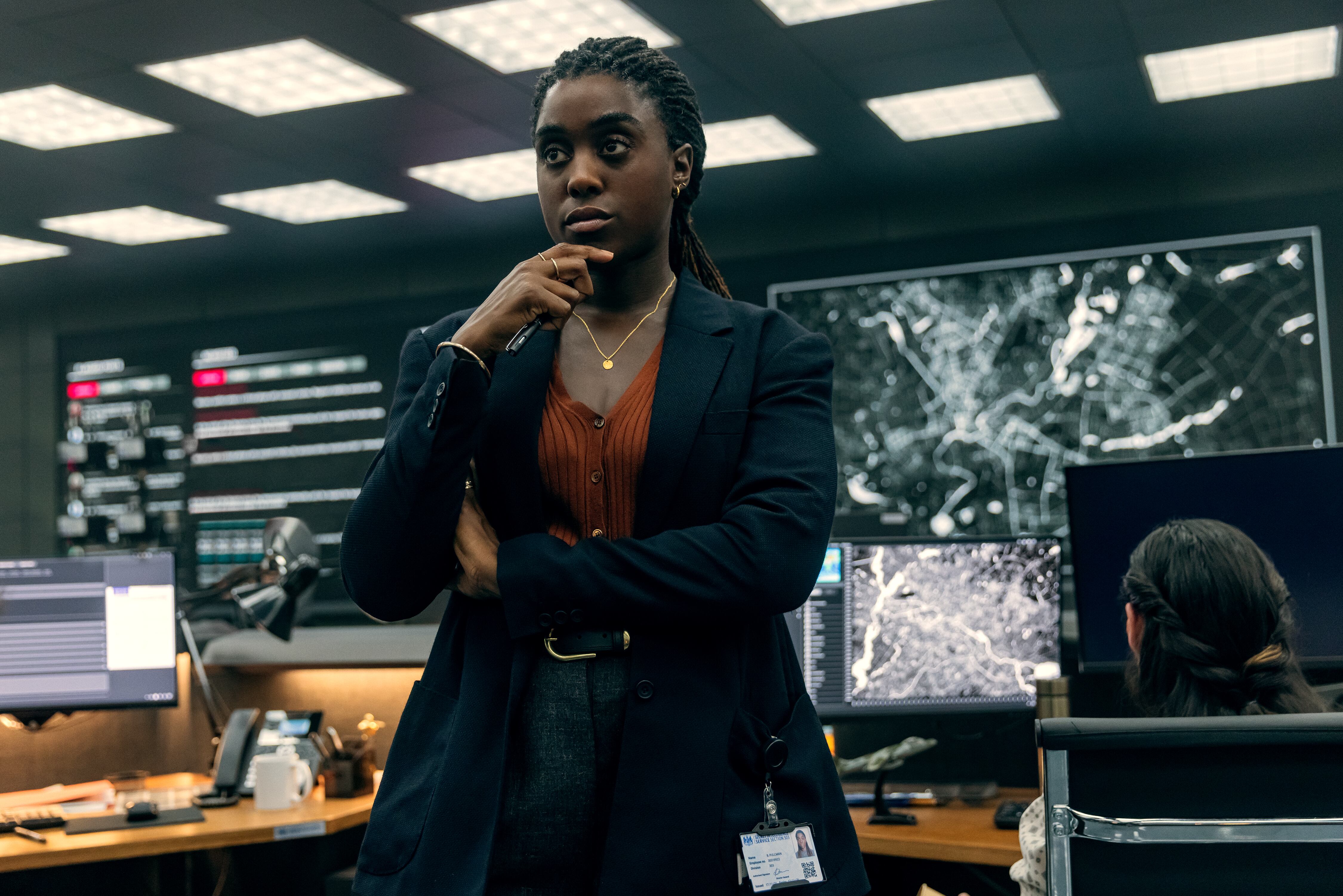 Lashana Lynch interpreta a Bianca, una agente del servicio secreto británico que perseguirá sin descanso al escurridizo asesino El Chacal.