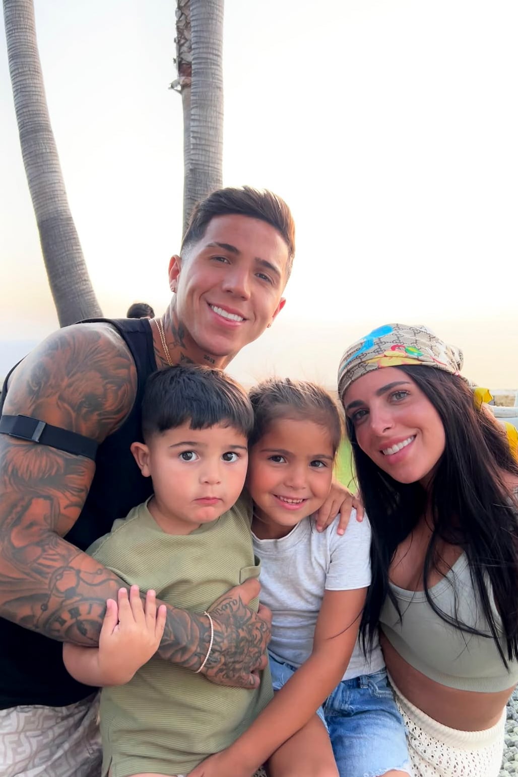 Enzo Fernández en una postal familiar junto a Valentina Cervantes y sus hijos, Olivia (6) y Benjamín (2) en Ibiza