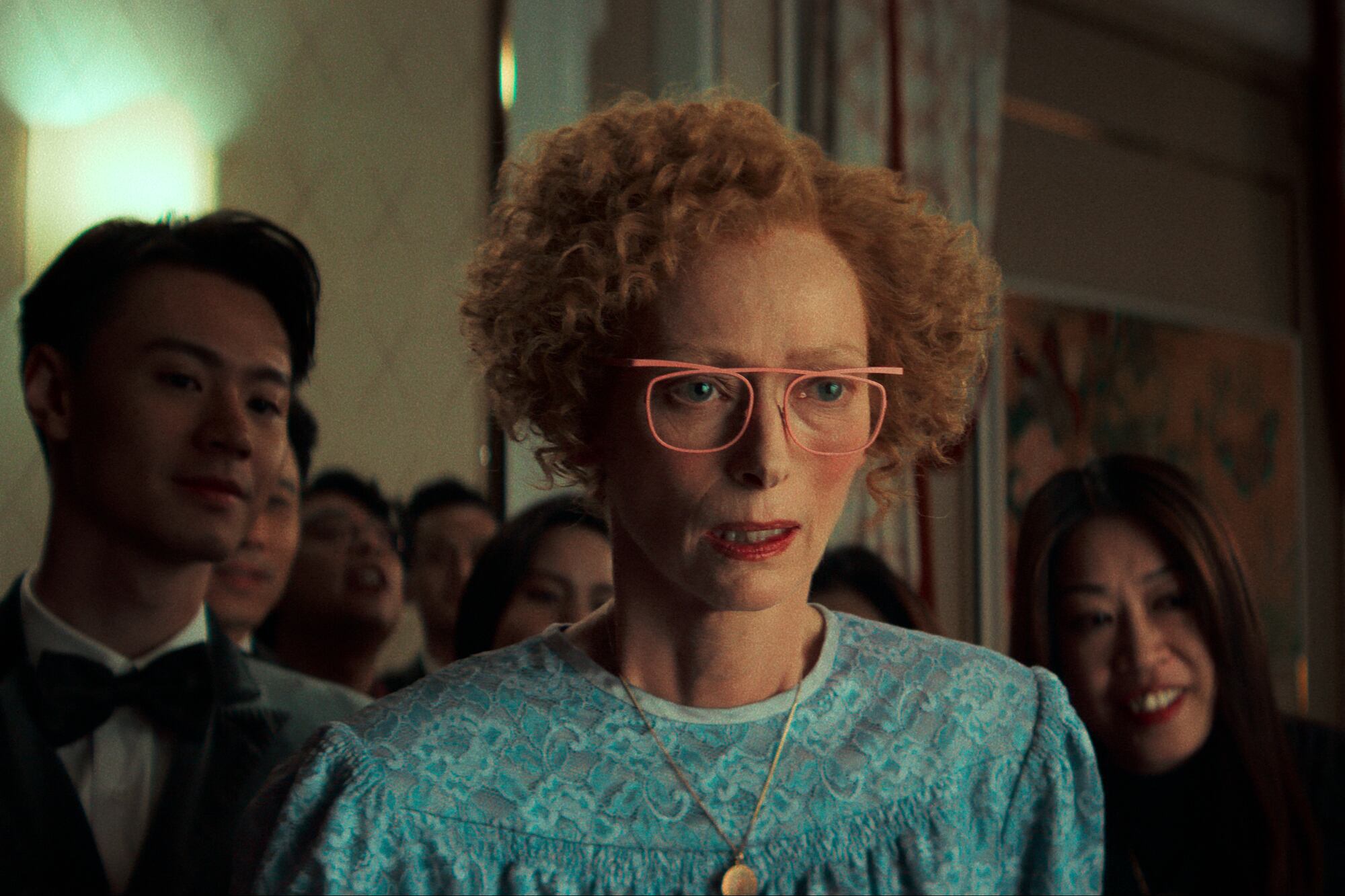 Maldita suerte: Tilda Swinton compone a una particular investigadora que pone en riesgo el autoexilio del personaje de Farrell en Macao